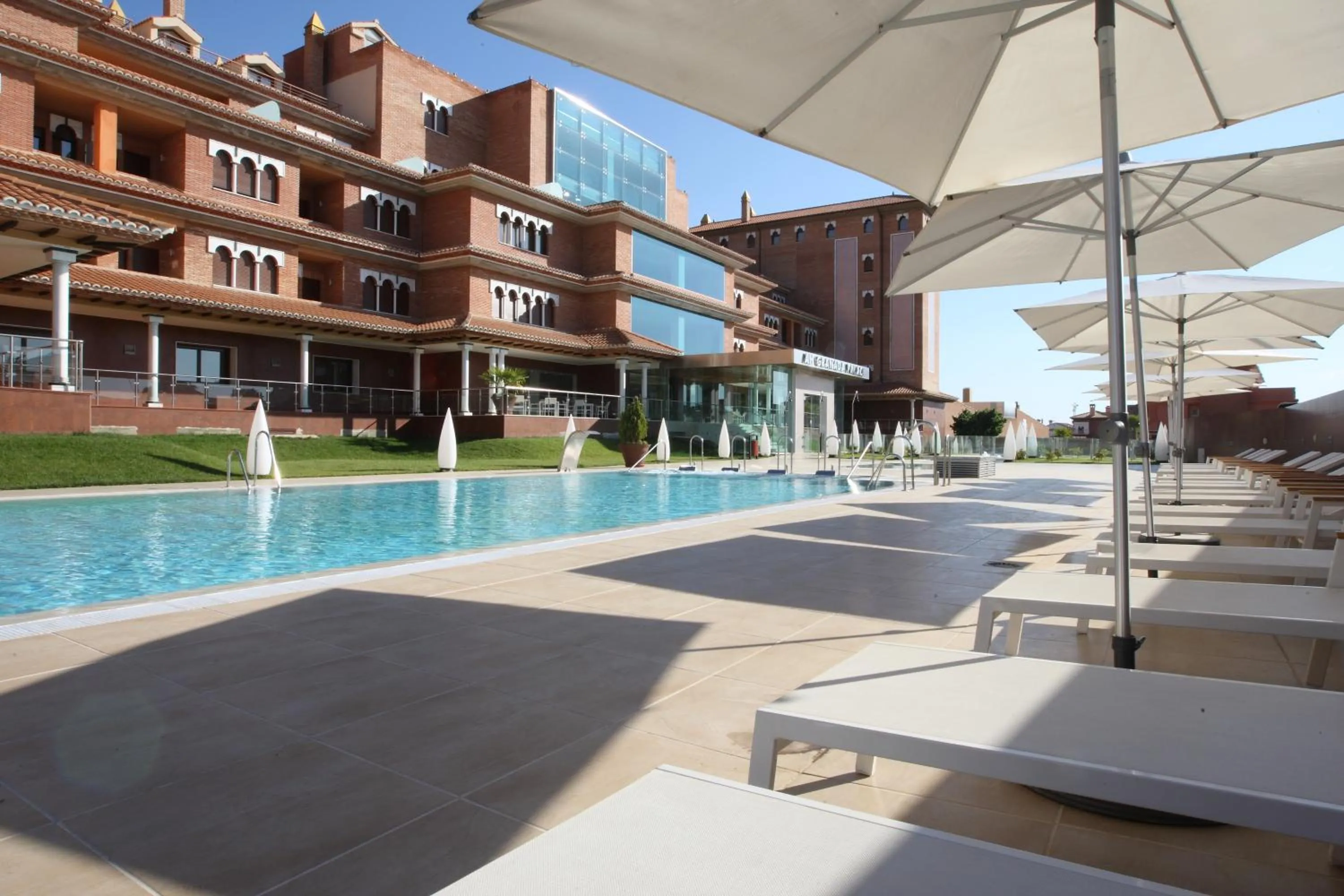 Swimming pool in Hotel Granada Palace