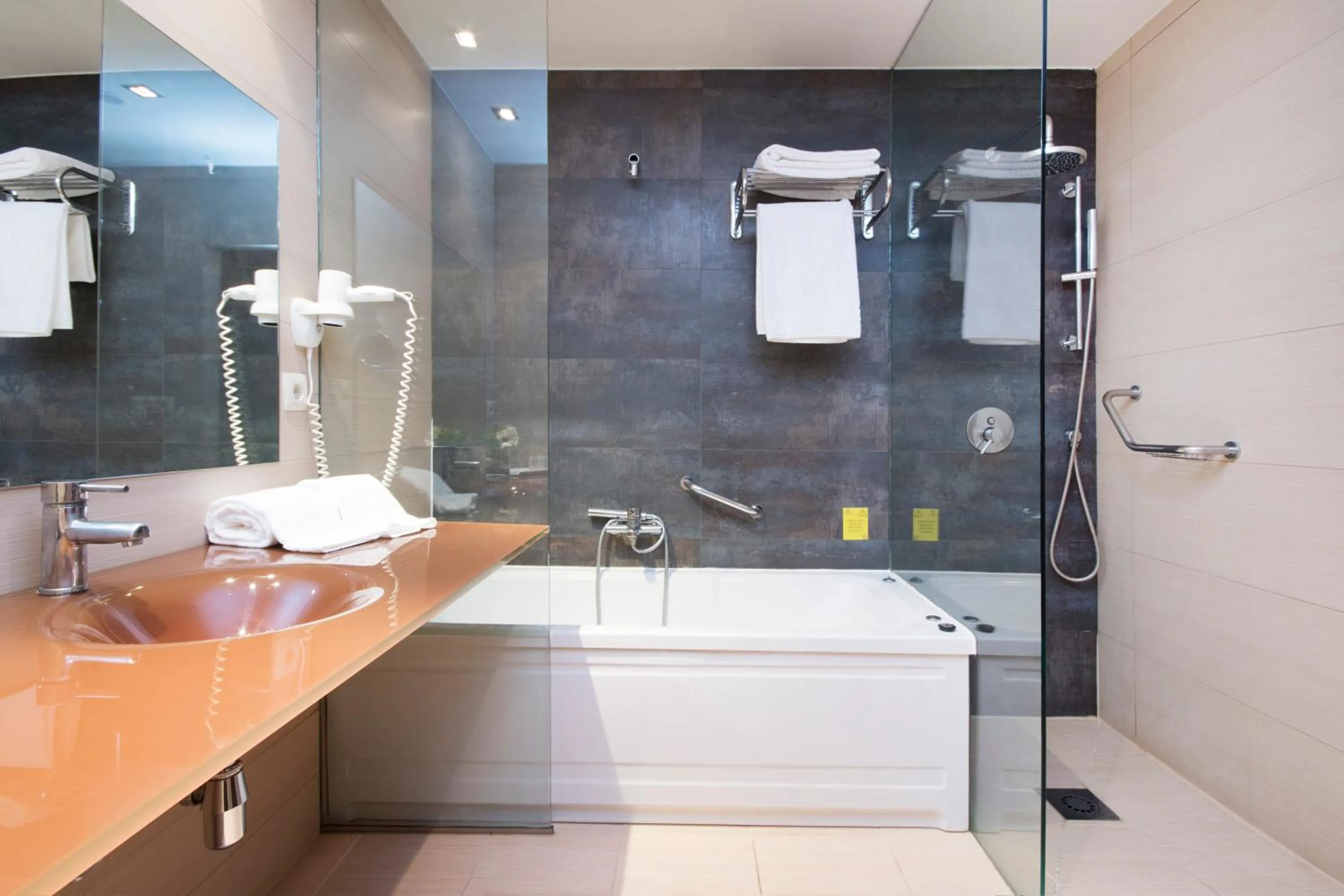 Bathroom in Hotel Granada Palace