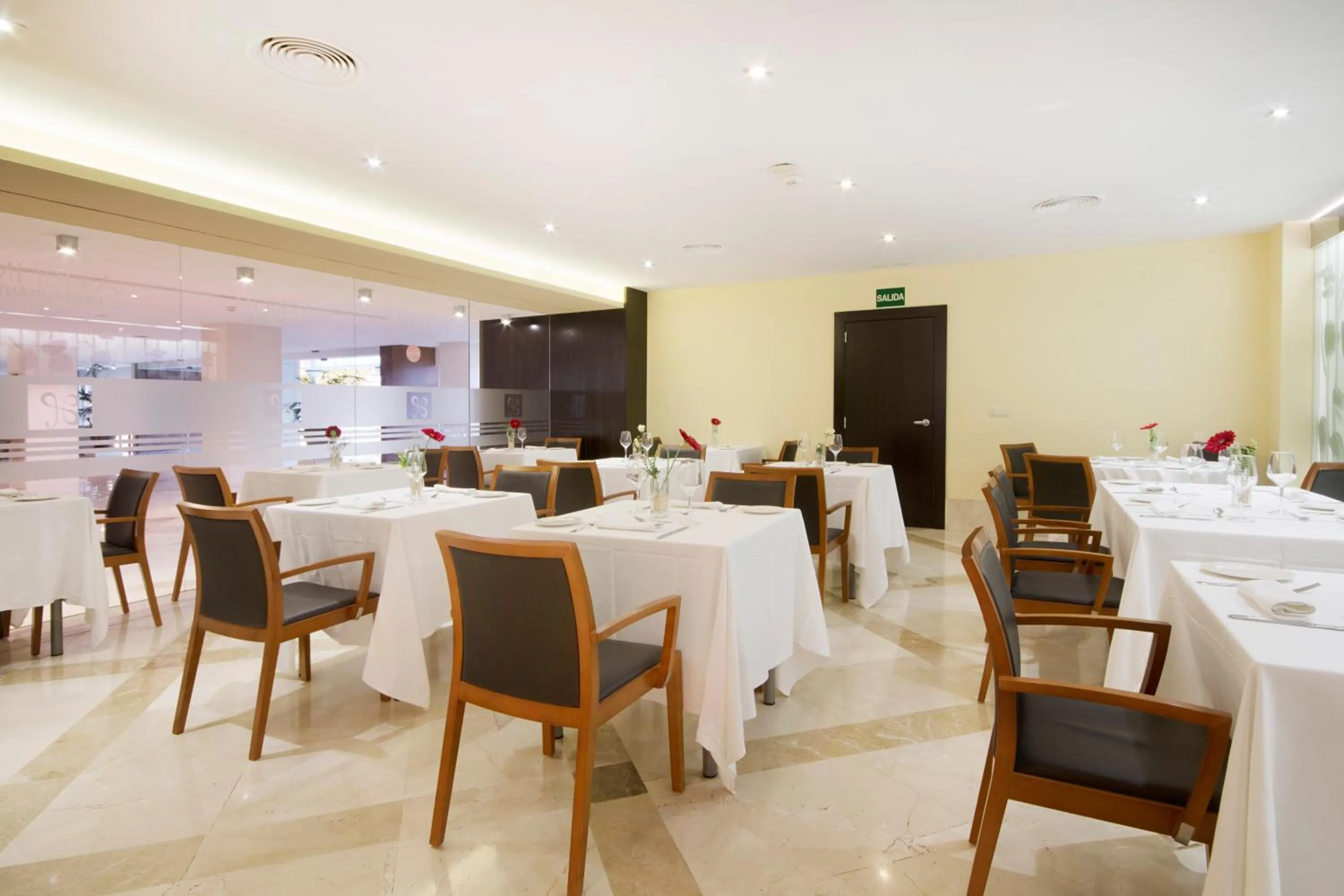 Restaurant/places to eat in Hotel Granada Palace