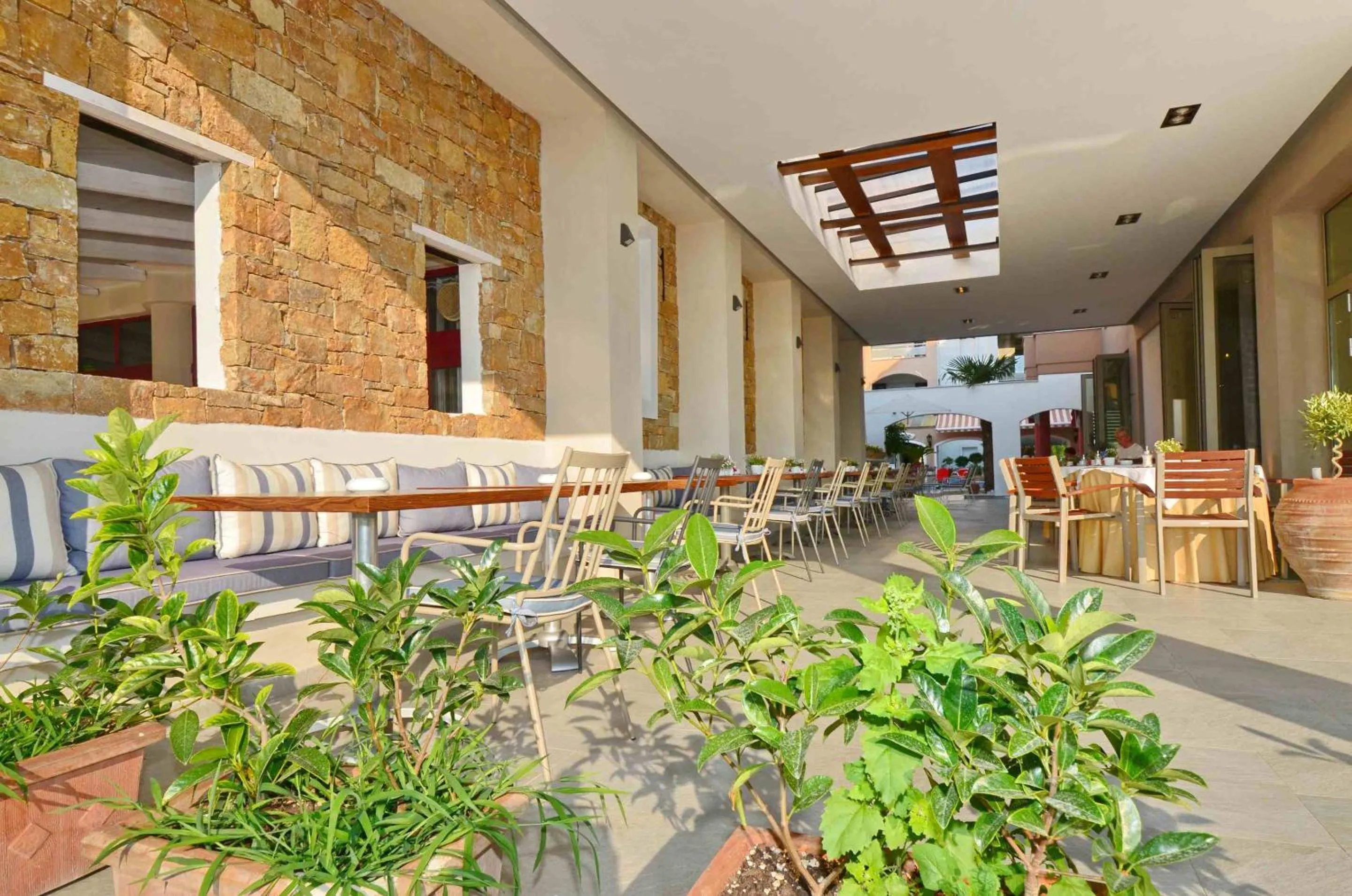 Restaurant/places to eat in Hotel Evilion Sea And Sun