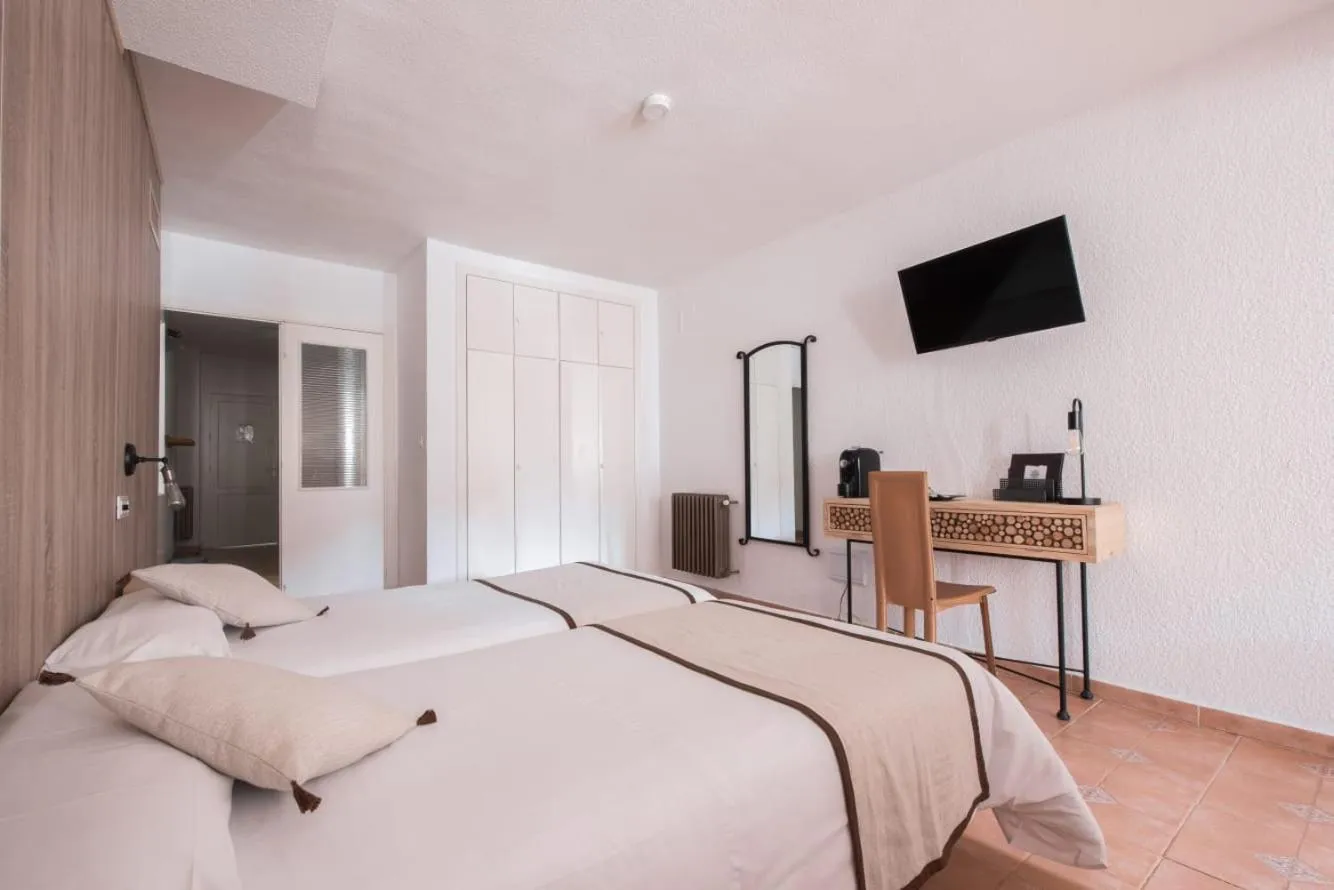 Photo of the whole room, Bed in Mont Blanc