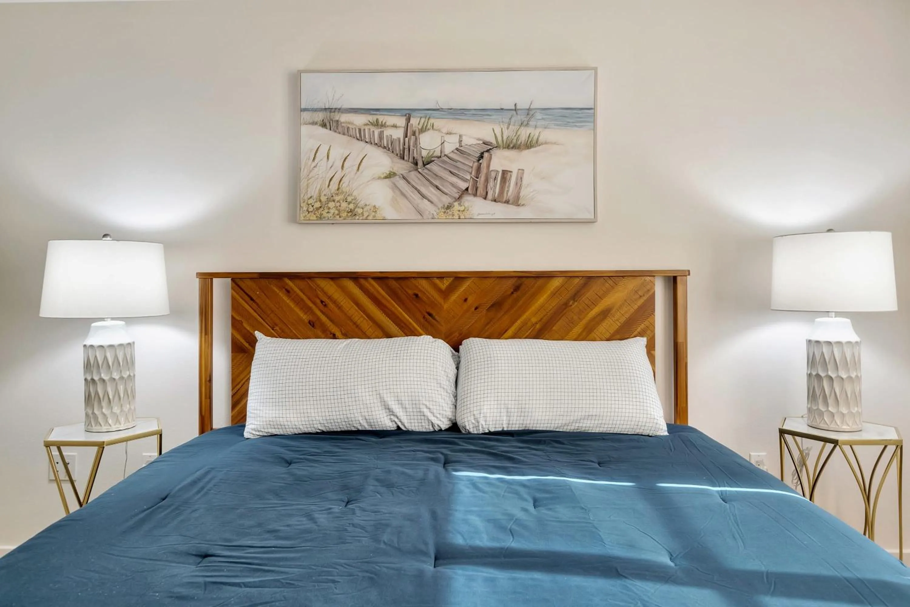 Bed in 5 Heart of Santa Monica apartment