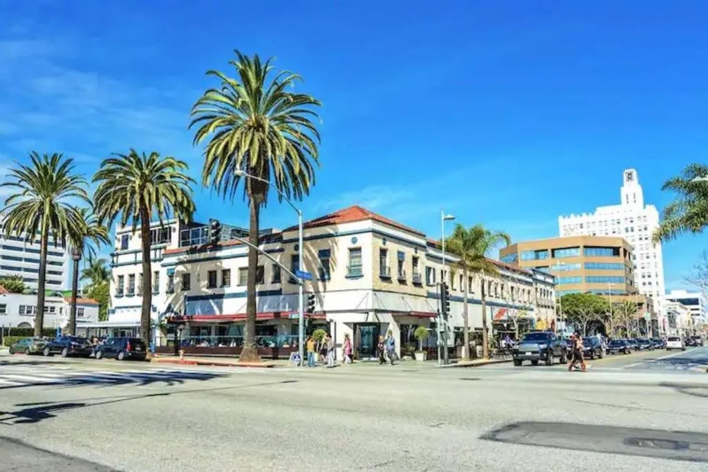 5 Heart of Santa Monica apartment