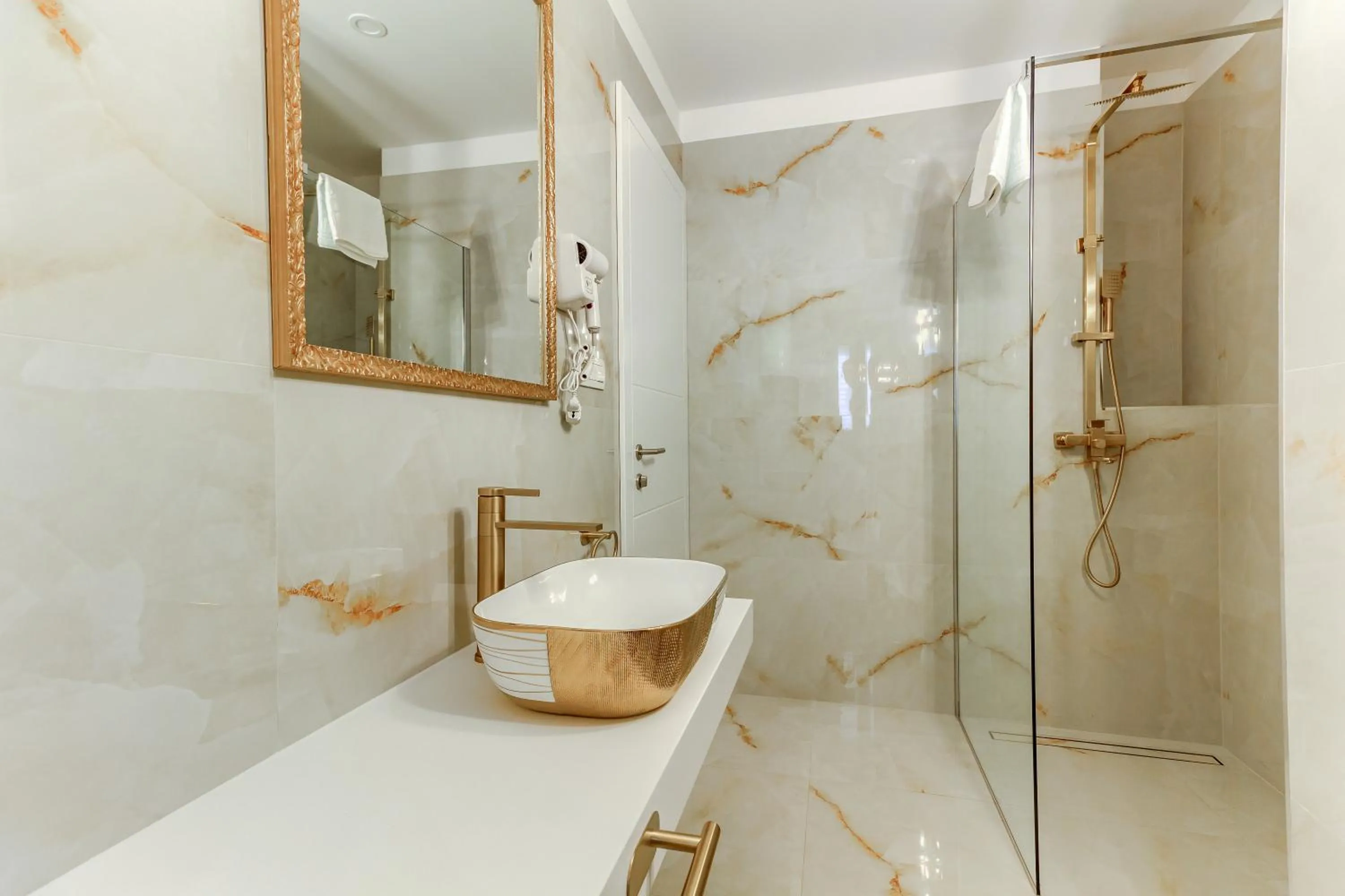 Shower in Irini Luxury Rooms