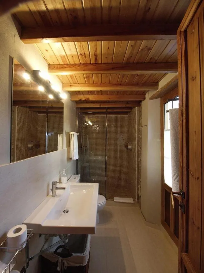 Shower in Casas Cueva y Cortijo La Tala en Guadix