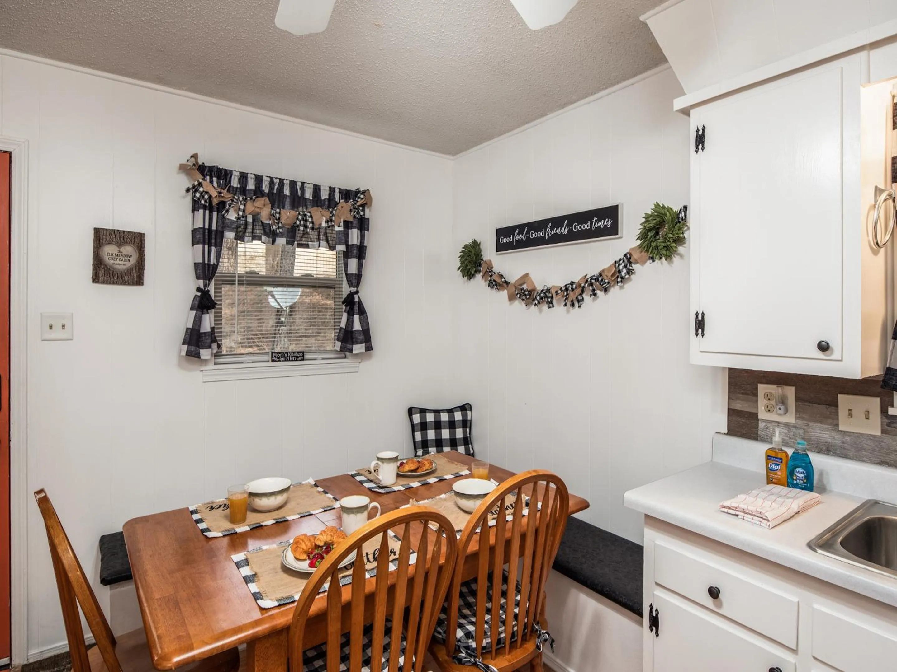 Property building in The Elk Meadow Cozy Cabin