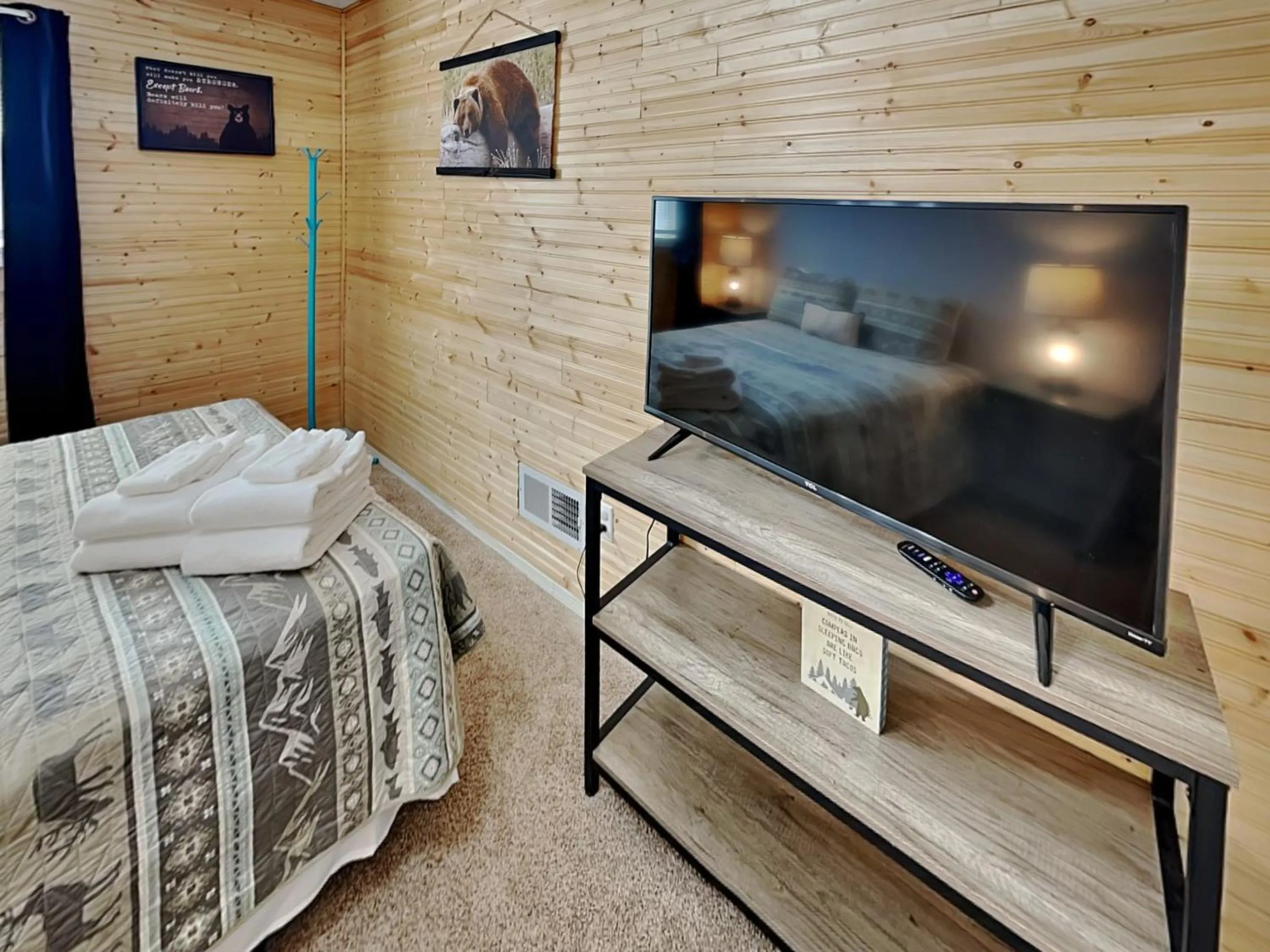 Bed in The Elk Meadow Cozy Cabin