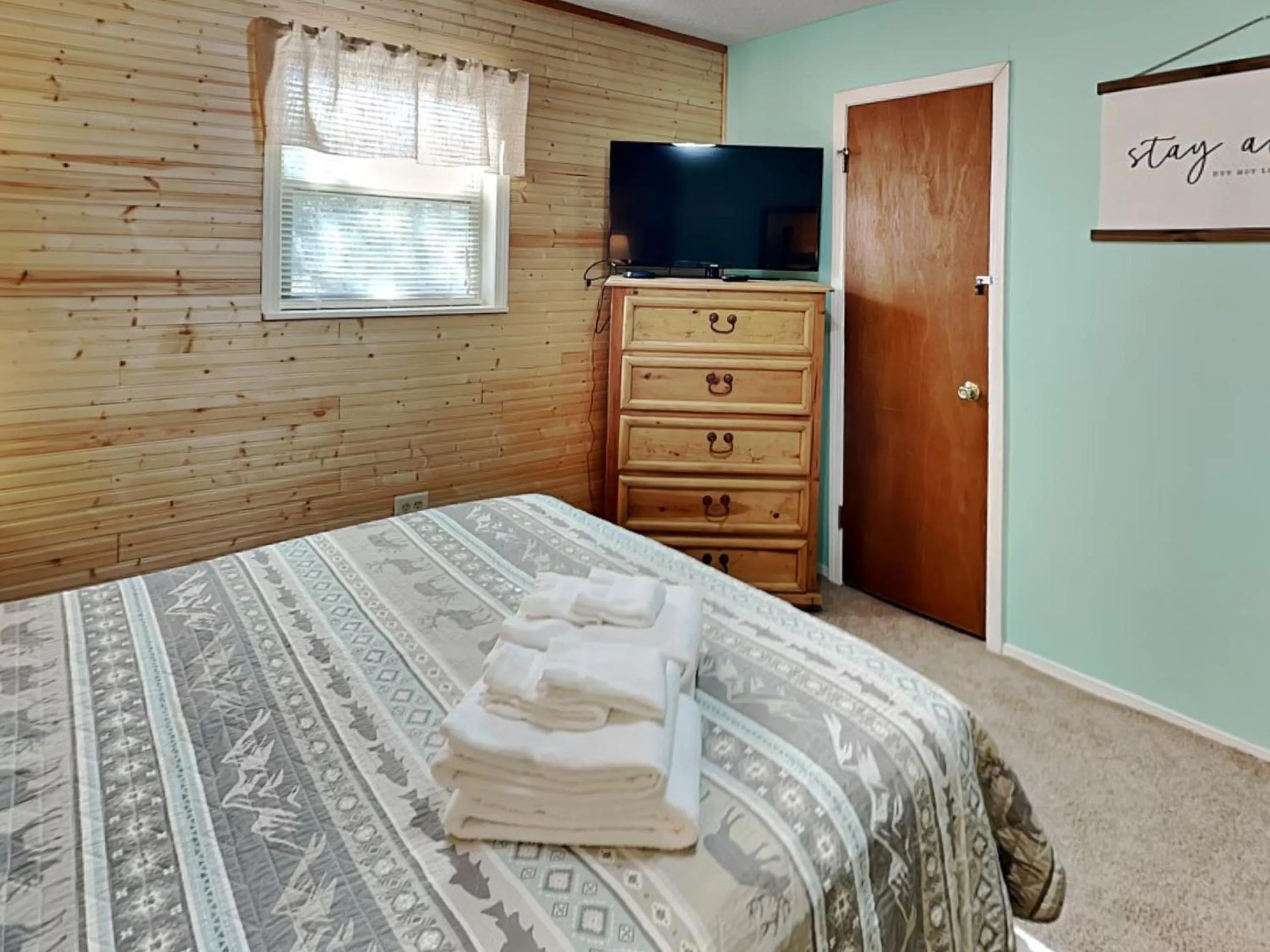Bed in The Elk Meadow Cozy Cabin