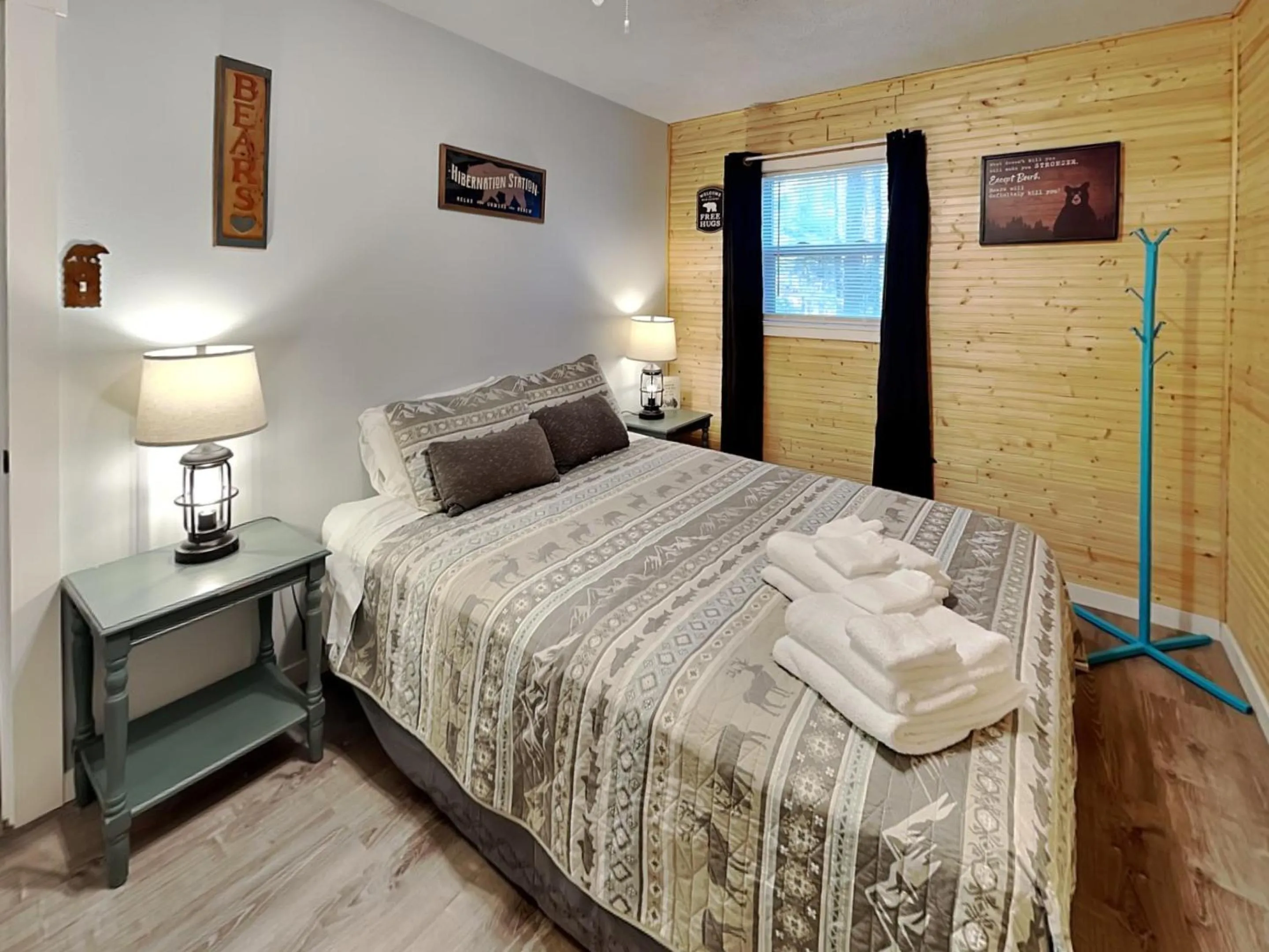 Bed in The Elk Meadow Cozy Cabin