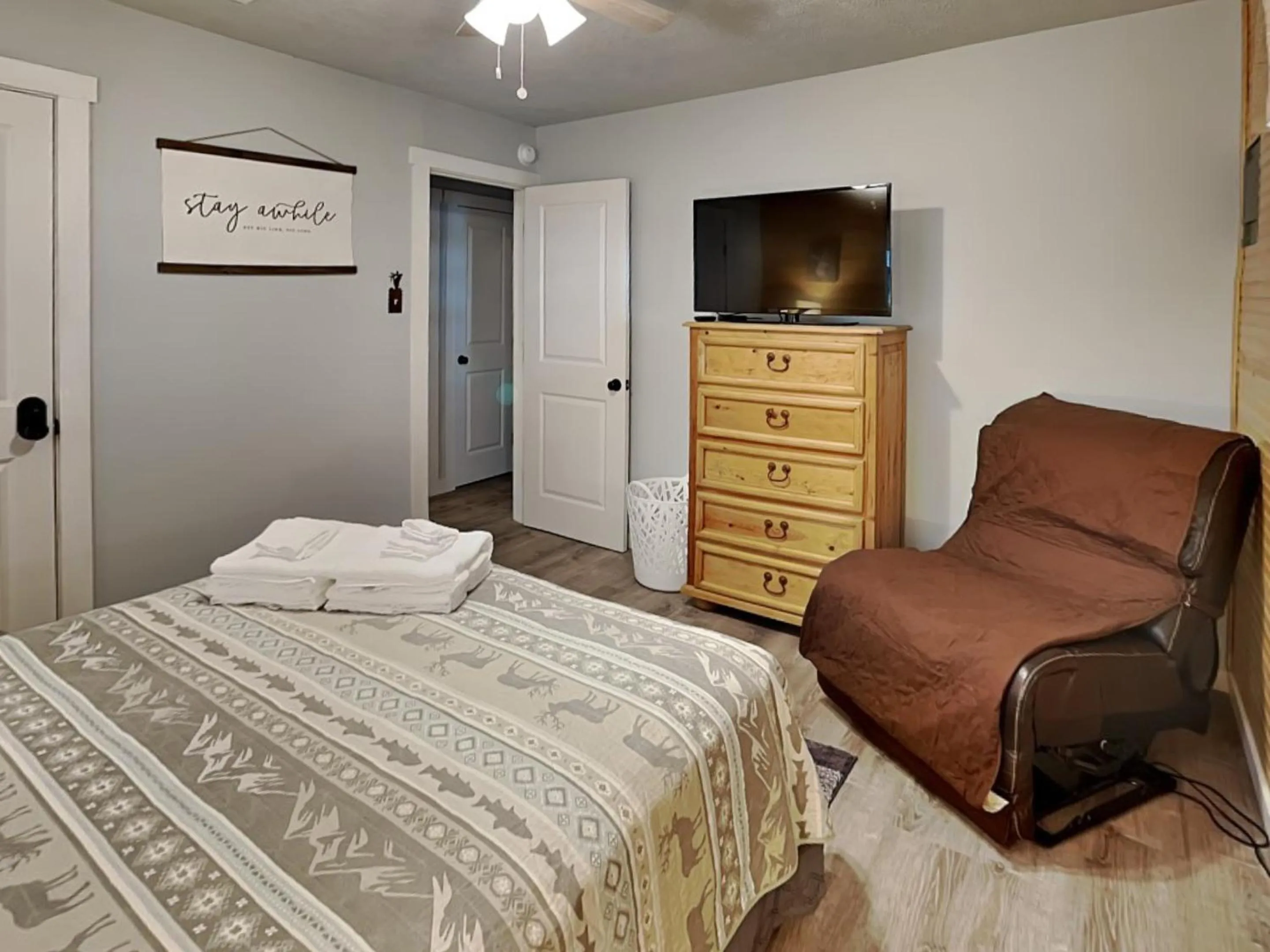 Bed in The Elk Meadow Cozy Cabin