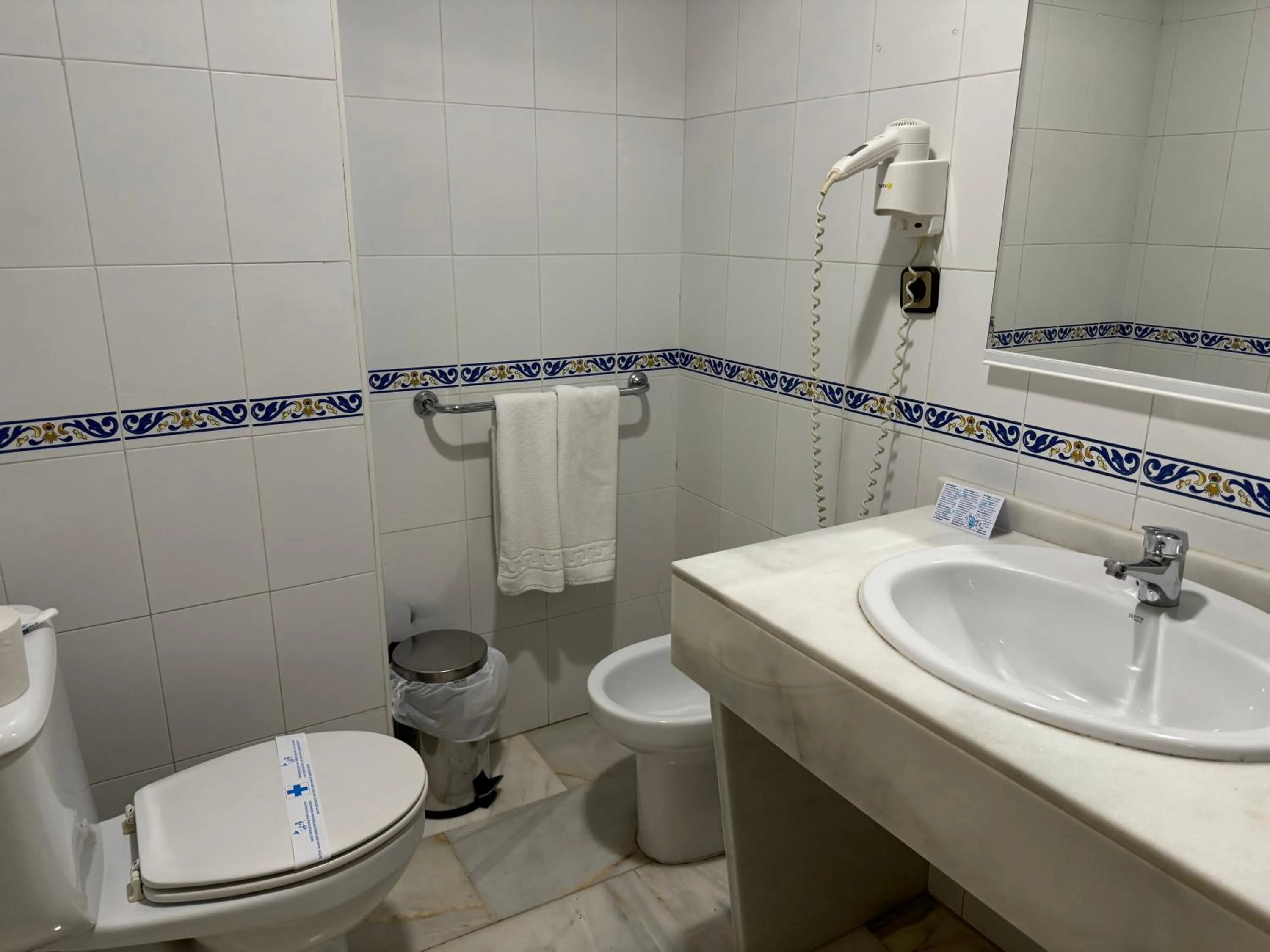 Toilet in Hotel Nerja Club by Dorobe