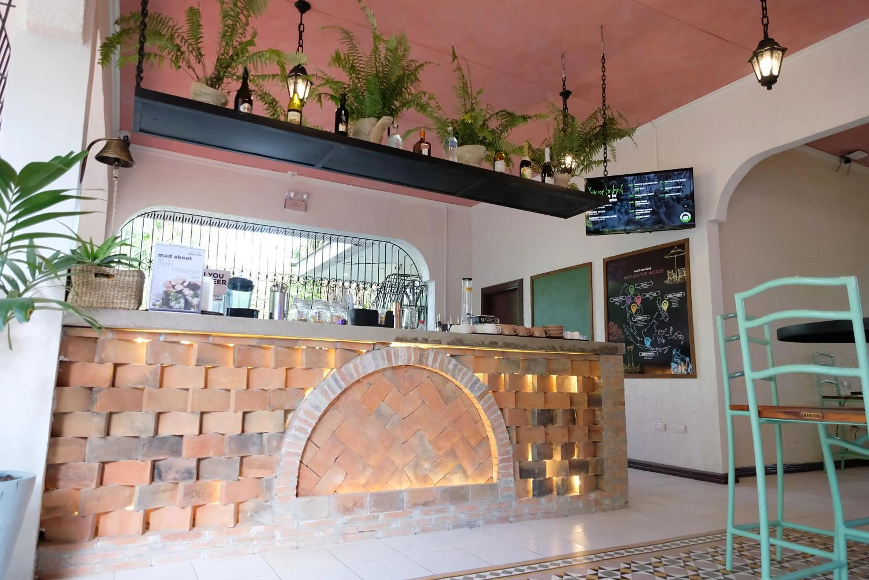 Lounge or bar in Mad Monkey Dumaguete