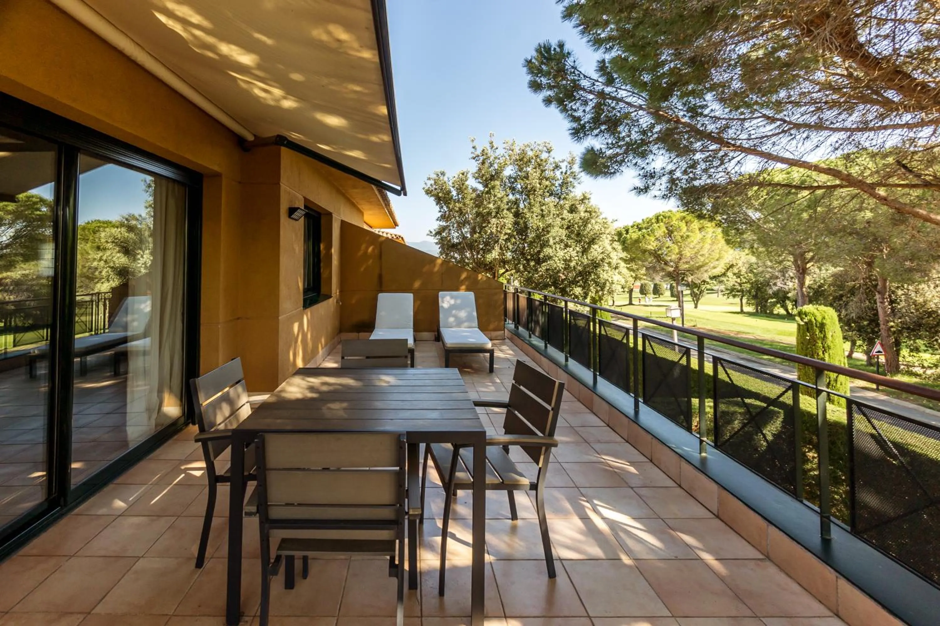 Balcony/Terrace in Apartahotel Suites Vila Birdie