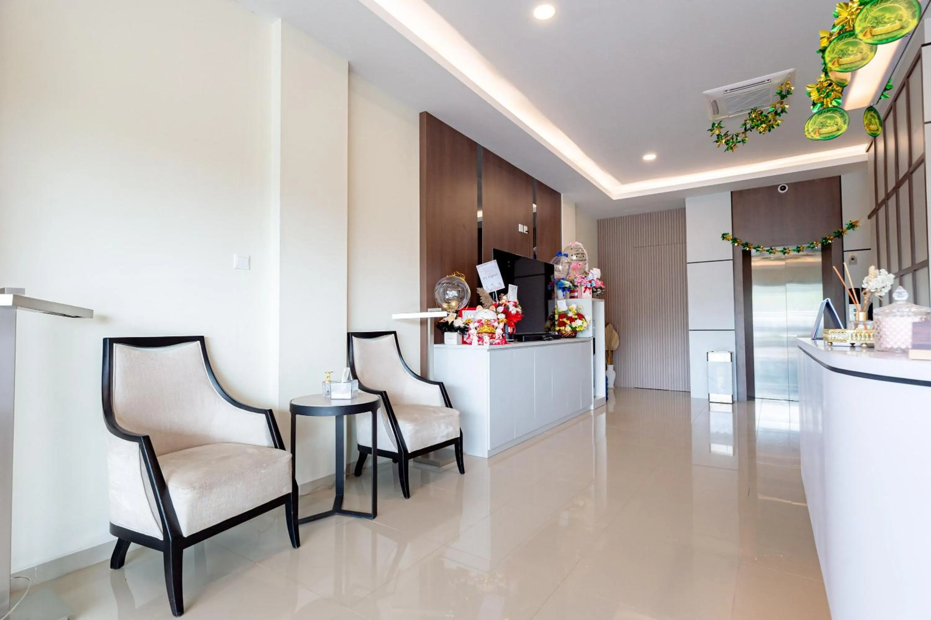 Living room in RedDoorz Plus at Komplek ABC Batu Aji Batam