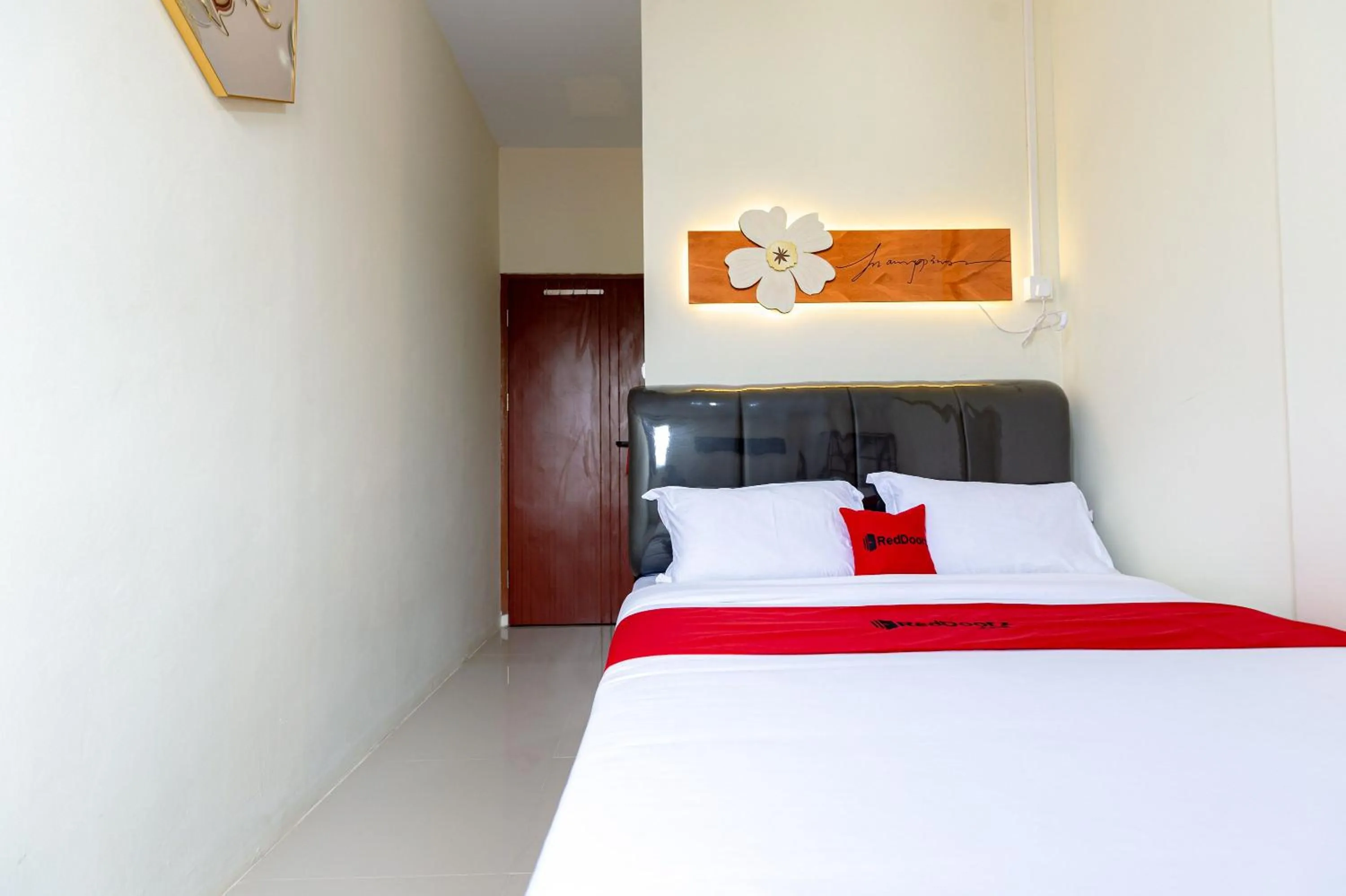 Bedroom, Bed in RedDoorz Plus at Komplek ABC Batu Aji Batam
