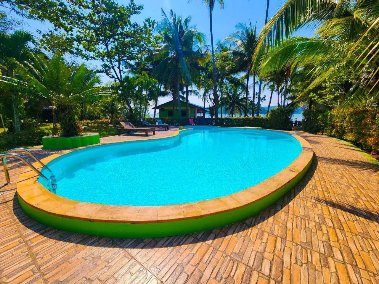 Swimming pool in Banmae Resort Kohchang