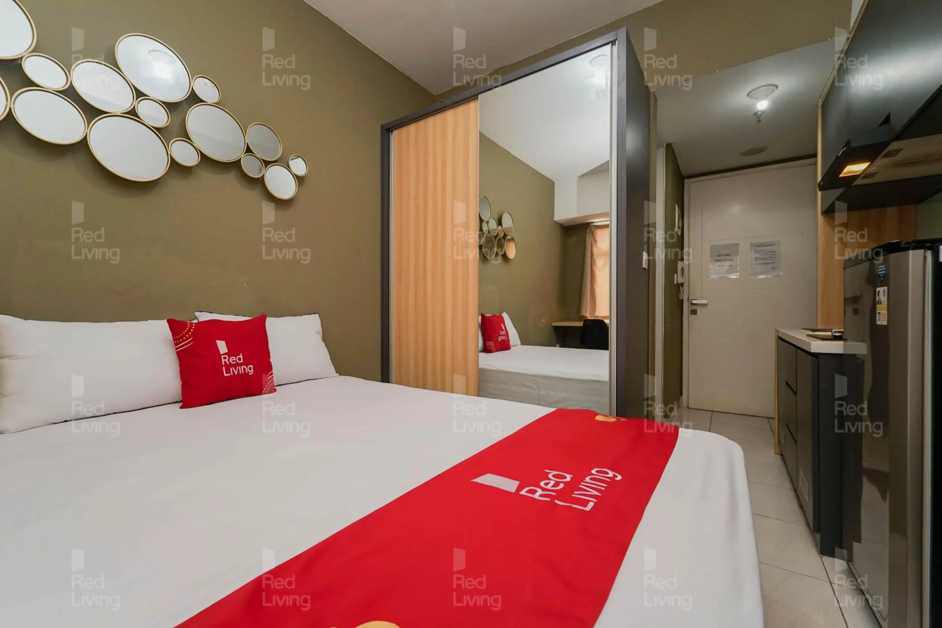 Bedroom, Bed in RedLiving Apartemen Springlake Summarecon - Kamarku Tower Azolla