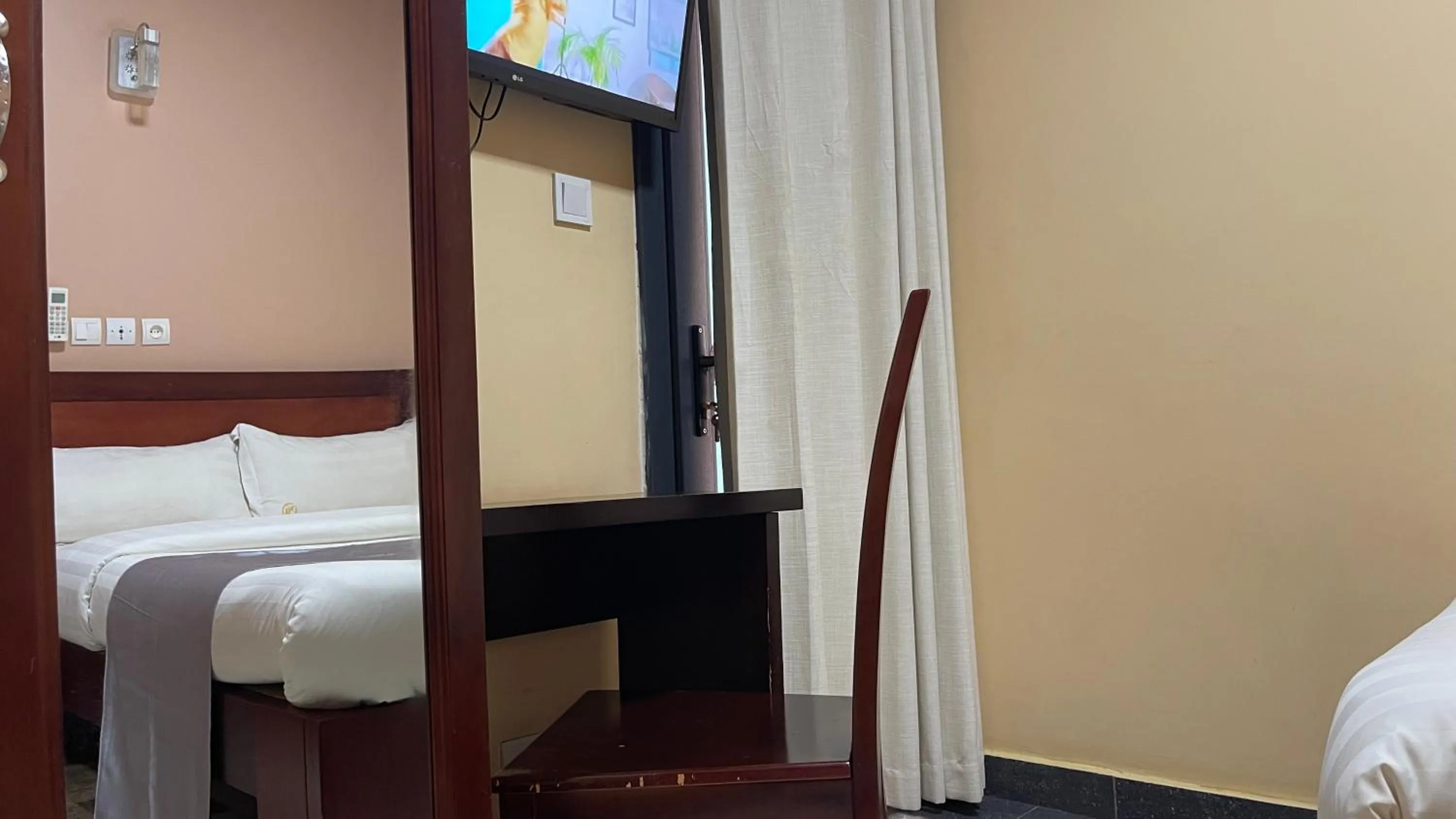 Bed in Hotel Le Kremlin Yaoundé