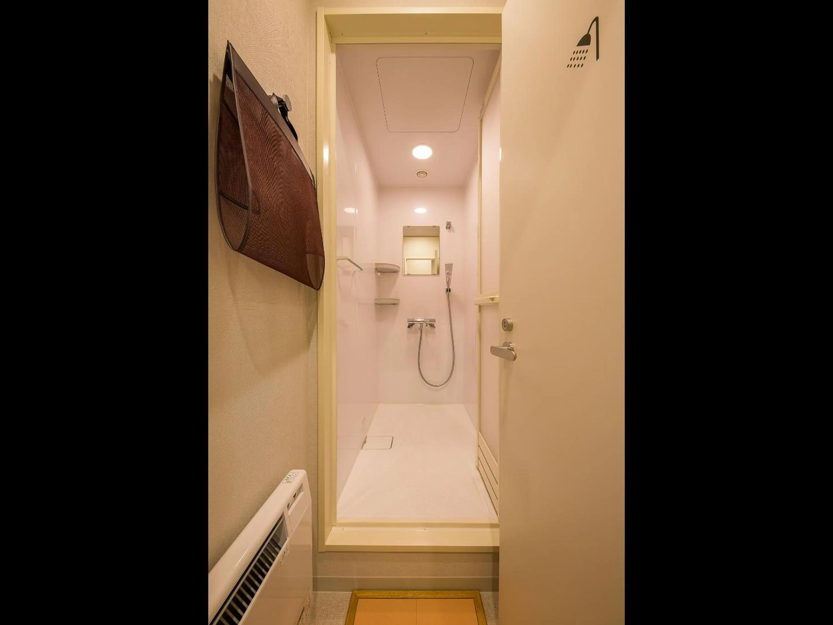 Shower in Hotel Plus Hostel SAPPORO