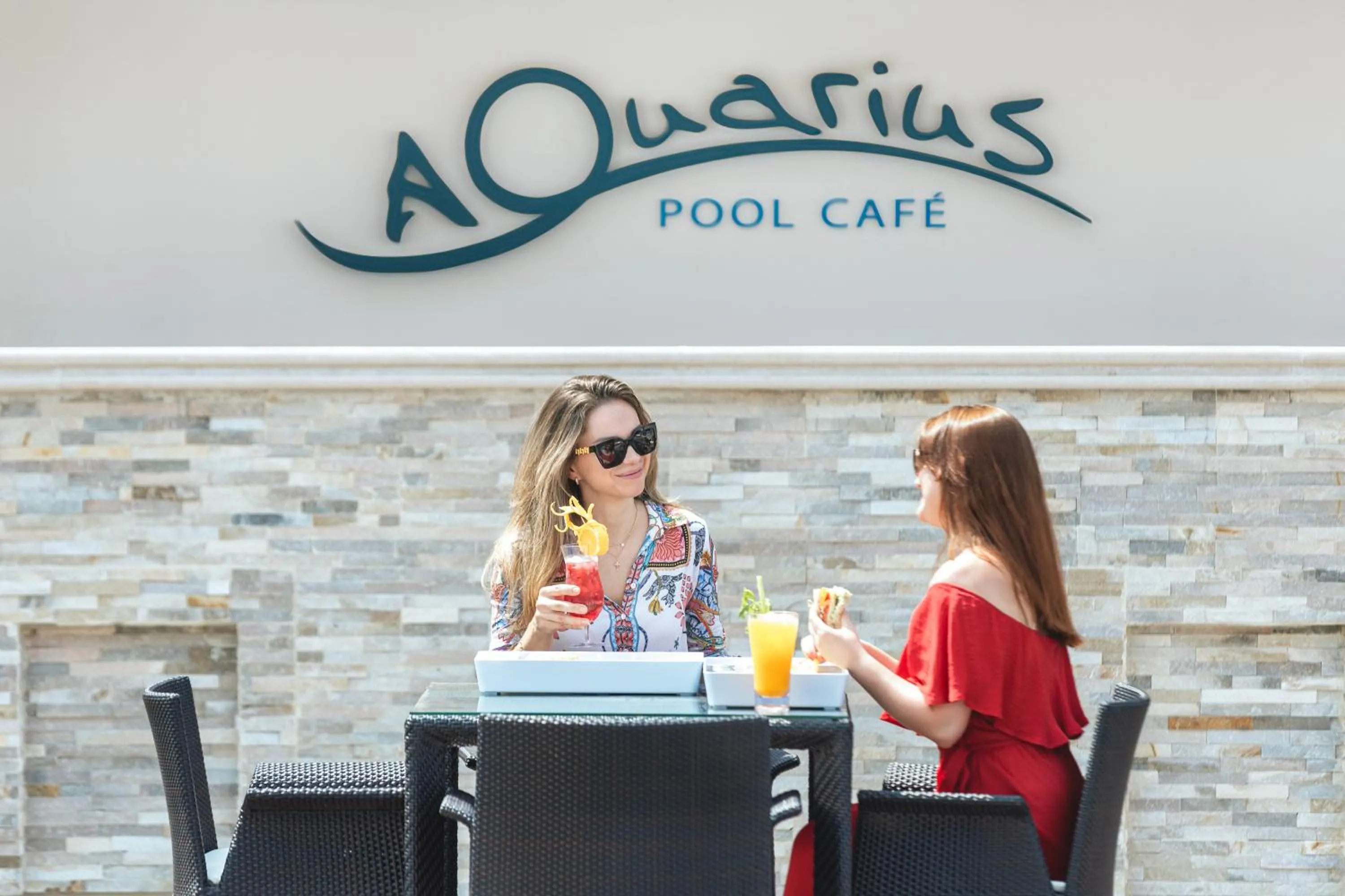 Lounge or bar in Riviera Rayhaan by Rotana Doha