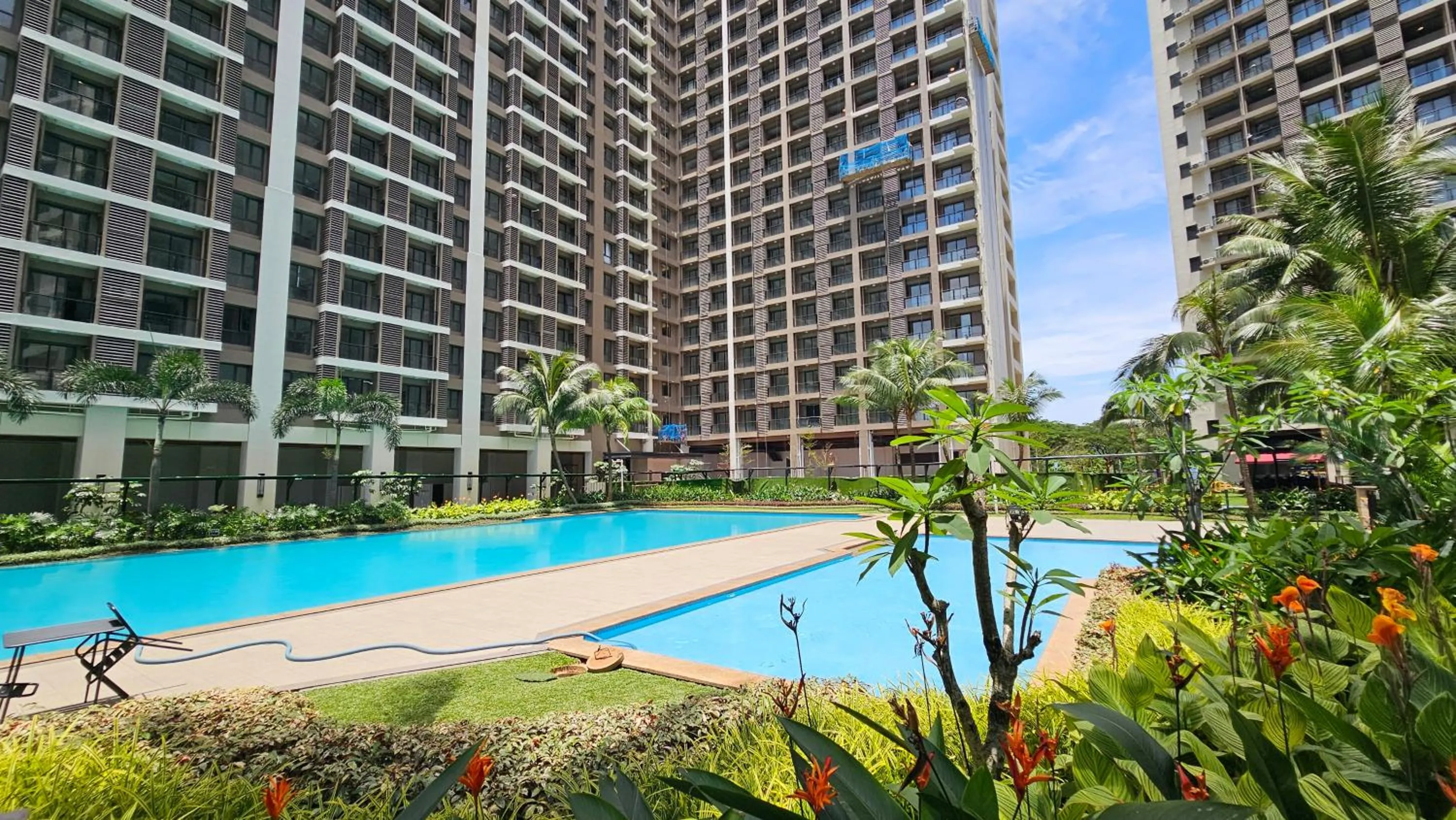 Swimming pool in Apartement Sky House BSD TL19D By LiviRooms