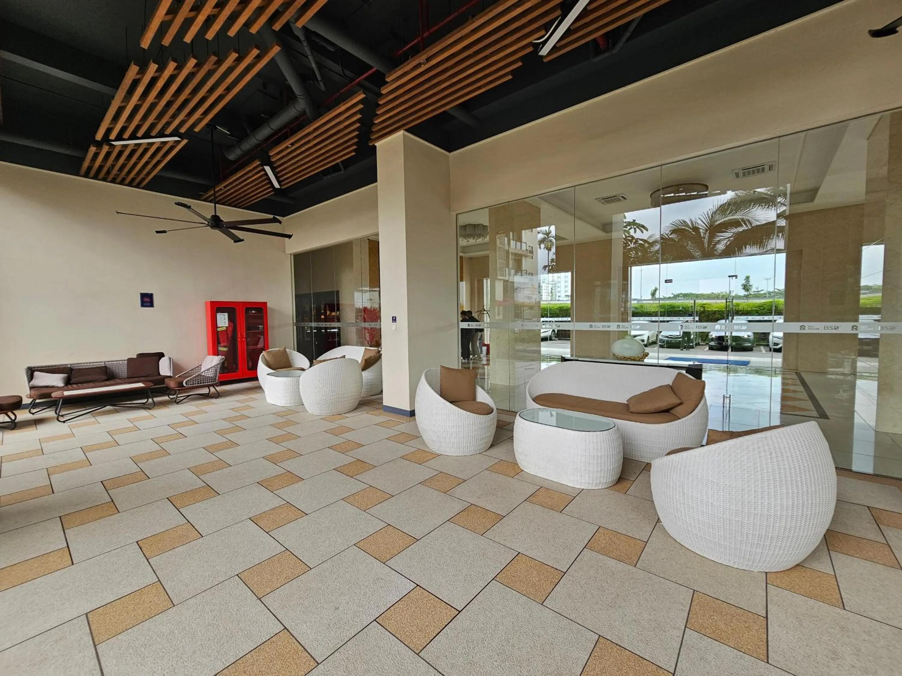 Seating area in Apartement Sky House BSD TL19D By LiviRooms