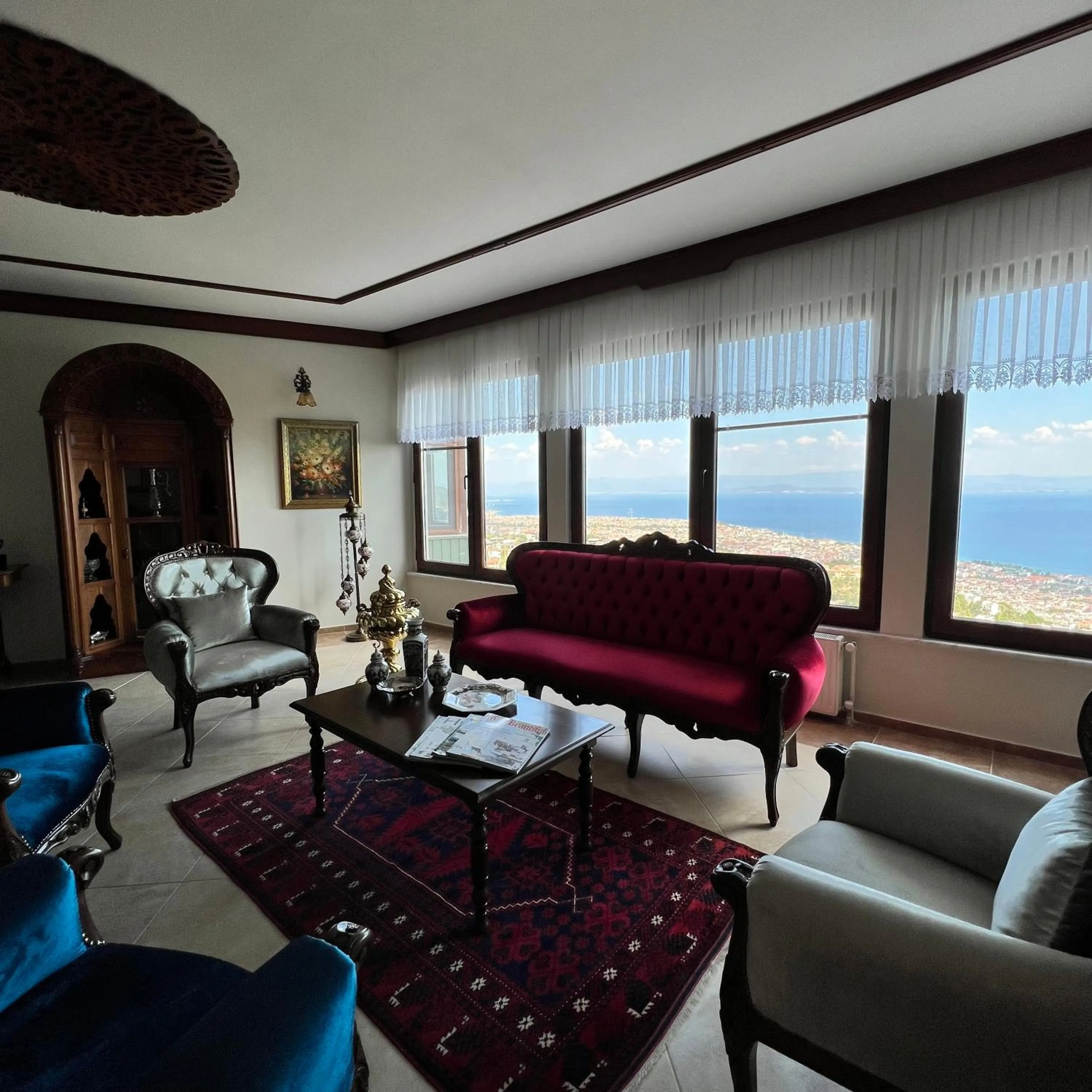 Communal lounge/ TV room in KAZDAĞLARI ZEYTUNİHAN BUTİK OTEL