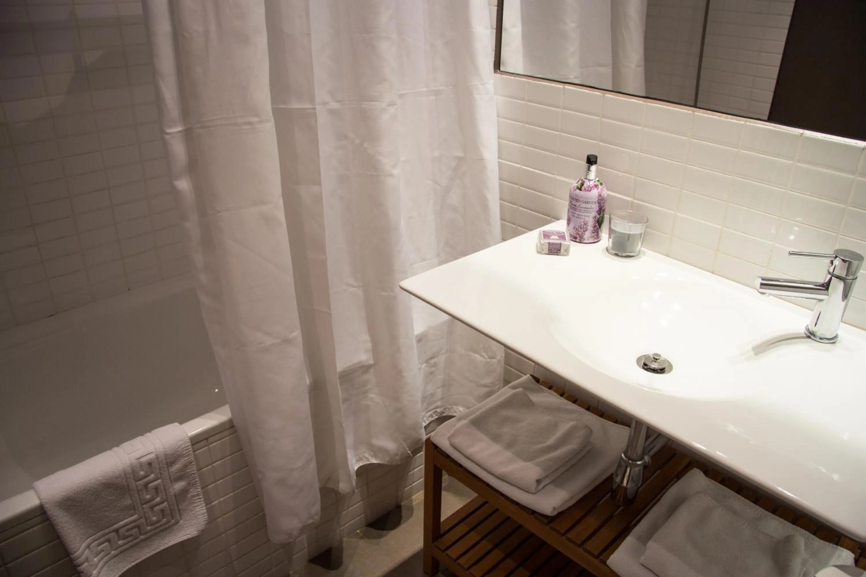 Bathroom in Barcelonaguest