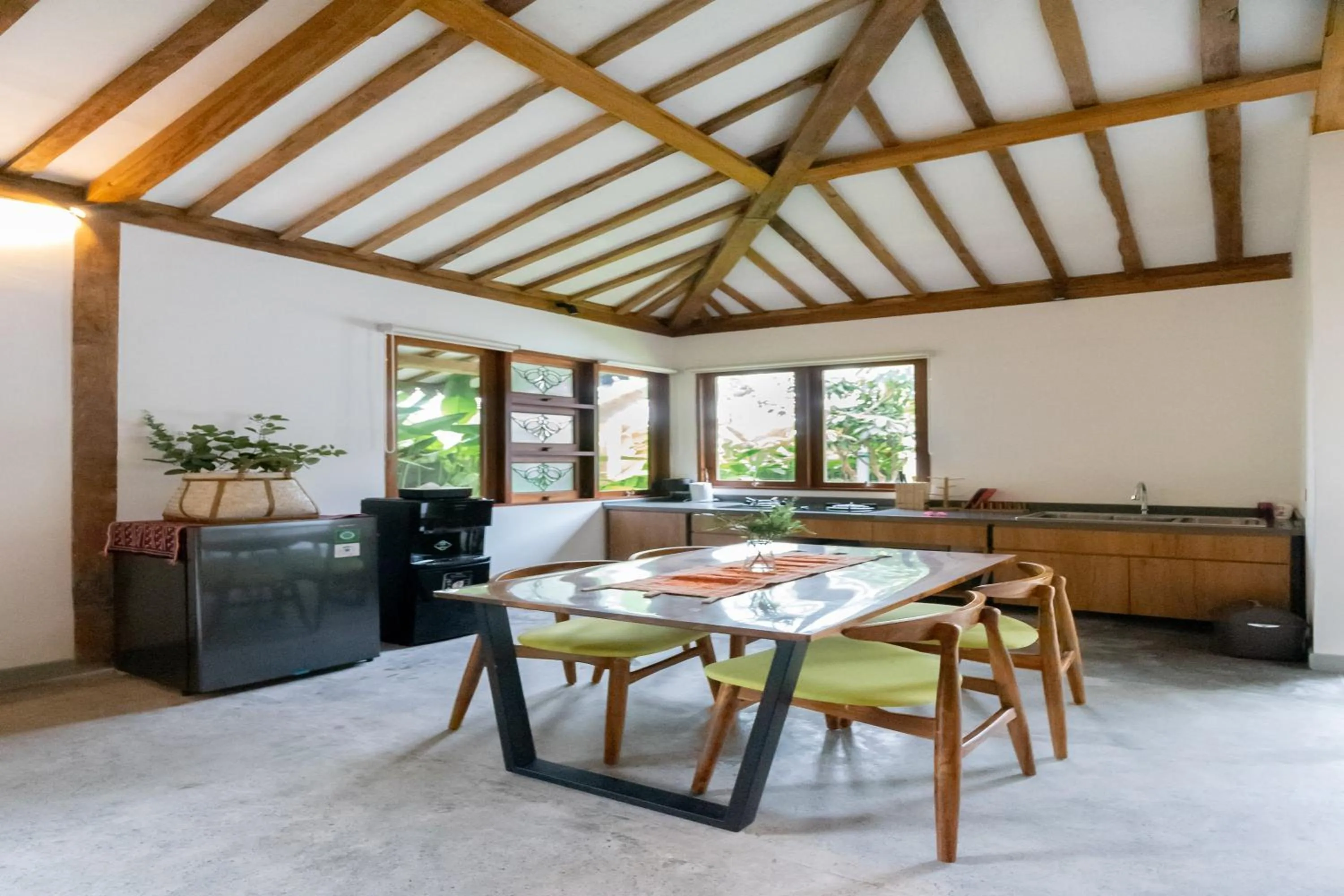 Kitchen or kitchenette in Singgah di Ubud 2