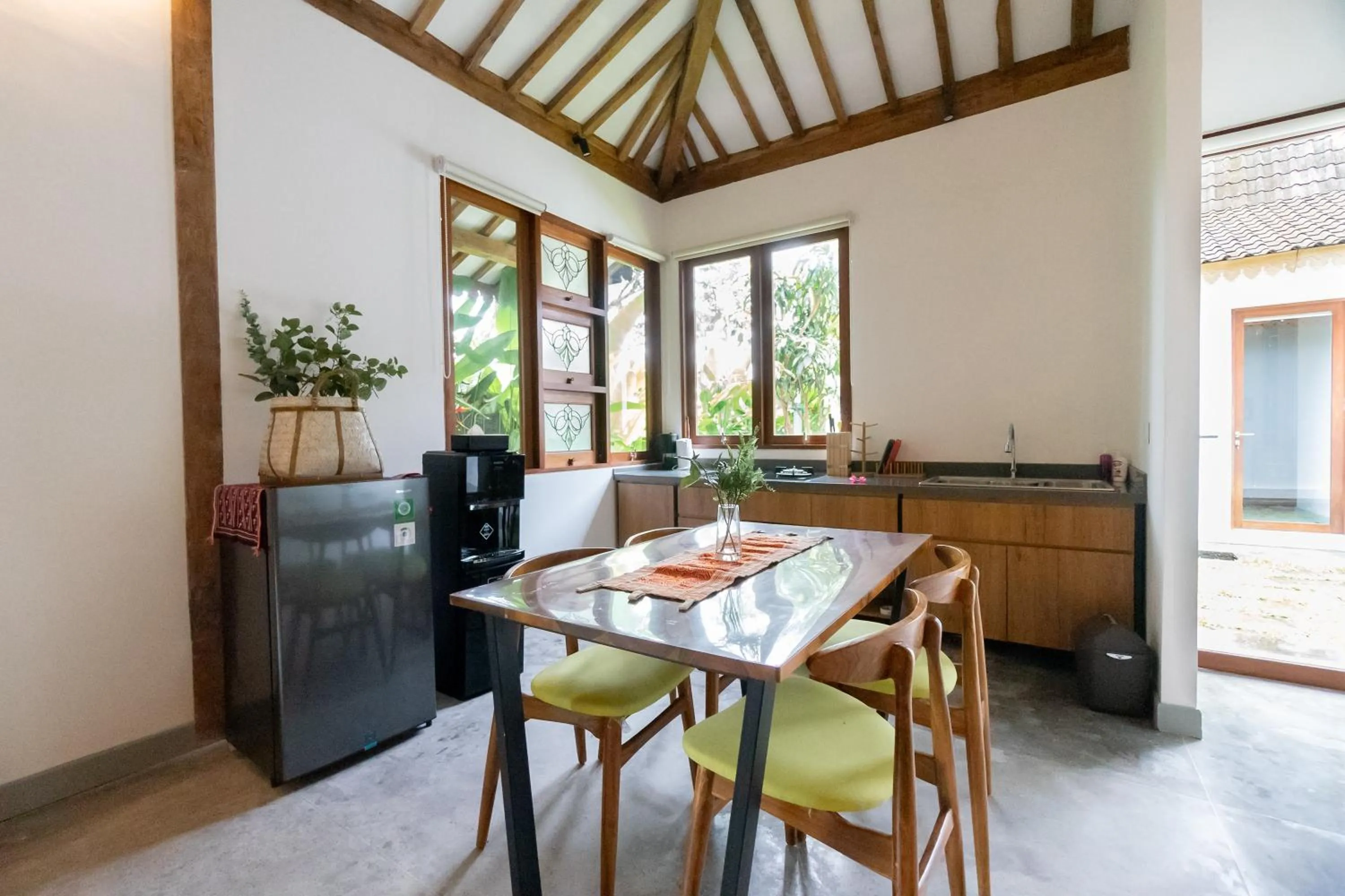 Kitchen or kitchenette in Singgah di Ubud 2