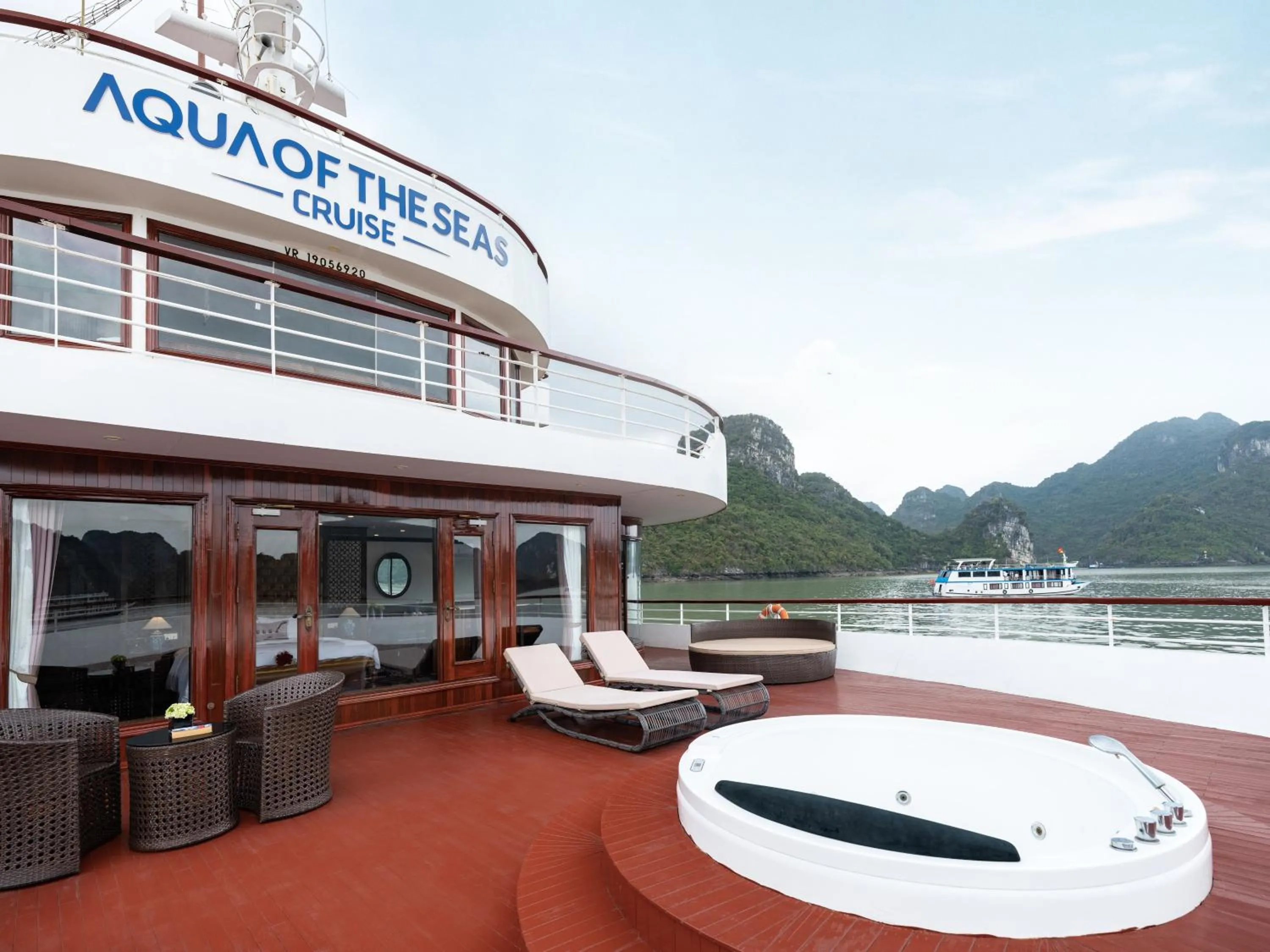 Bath in Aqua Of The Seas Cruise Halong by AHG