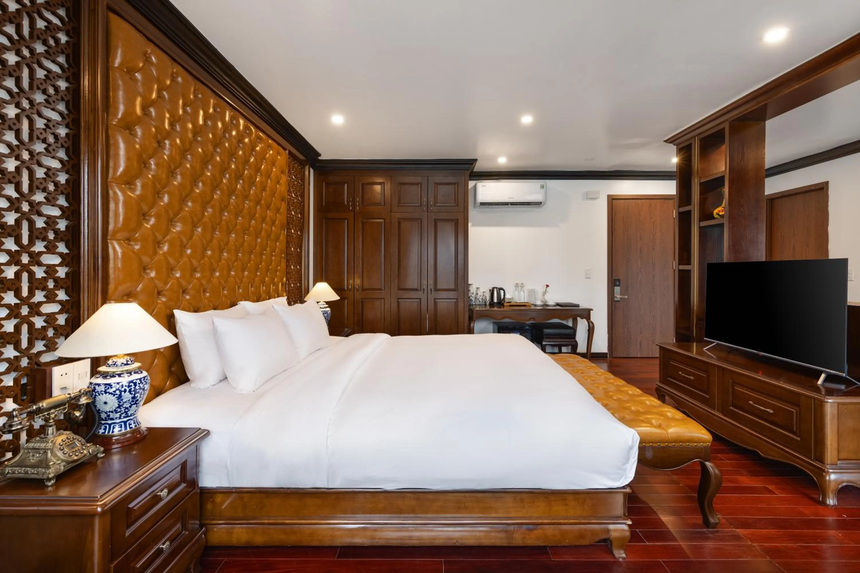 Communal lounge/ TV room, Bed in Aqua Of The Seas Cruise Halong by AHG