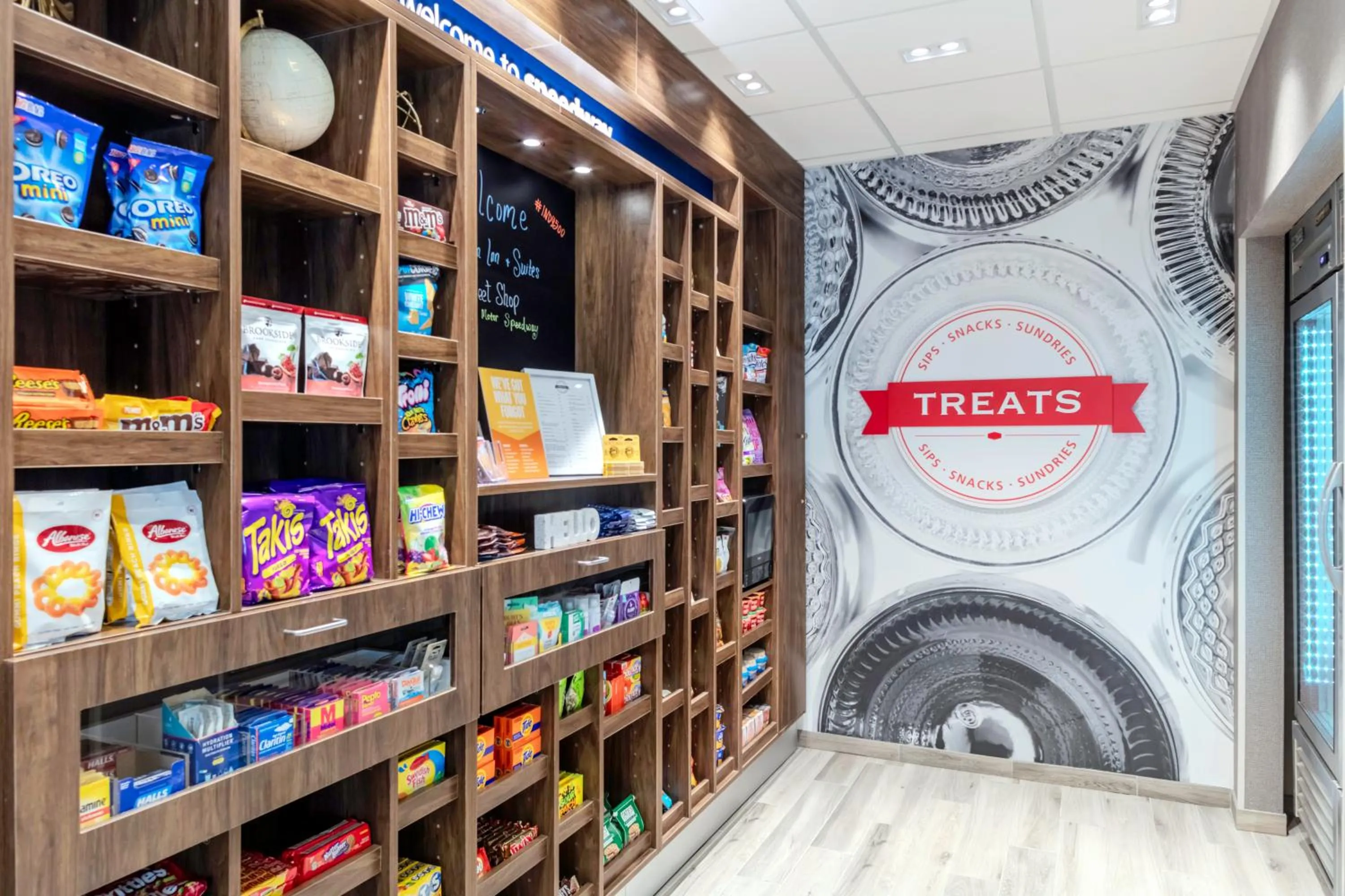 On-site shops in Hampton Inn & Suites Indianapolis West Speedway