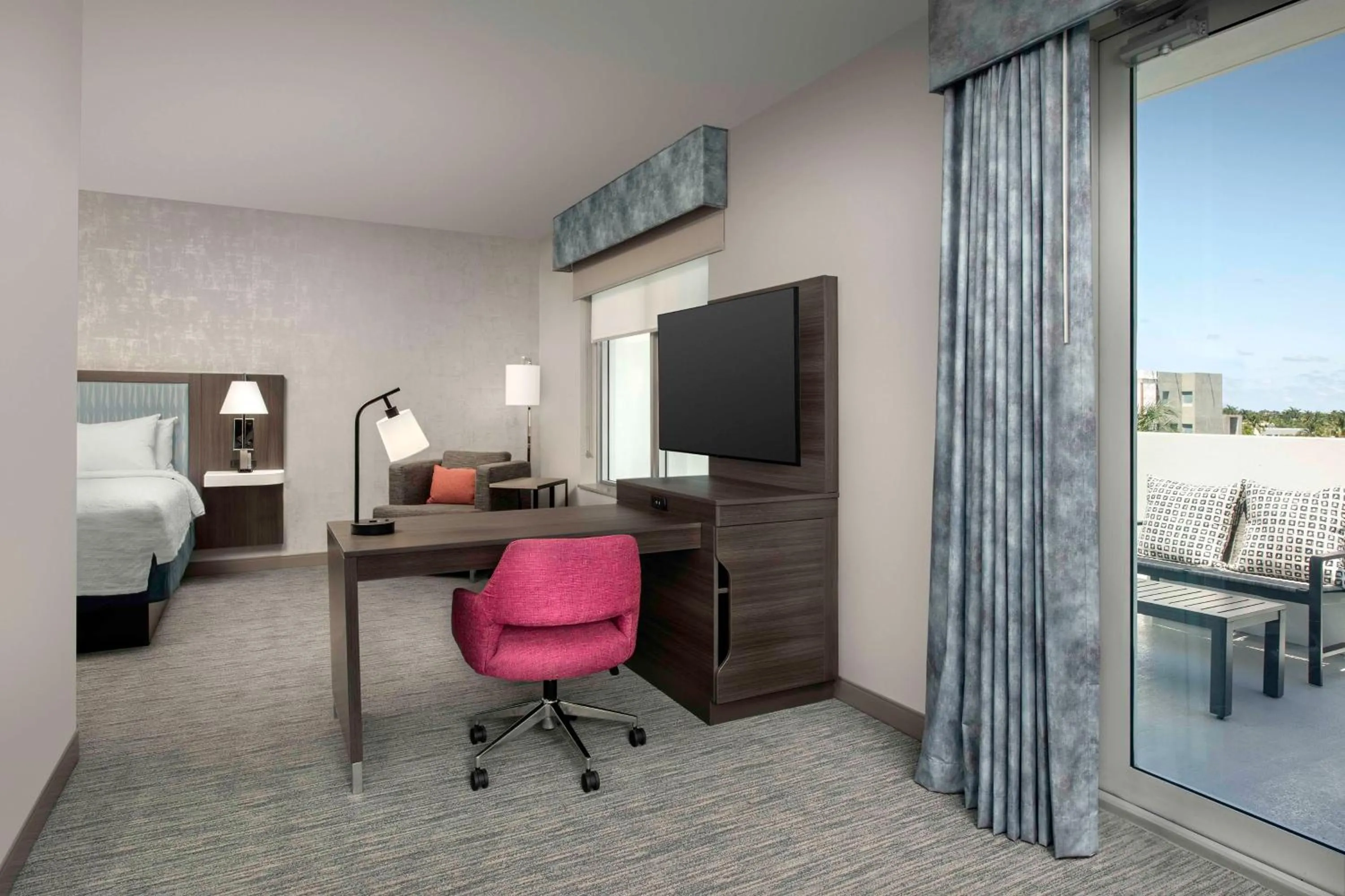 Bedroom, Bed in Hampton Inn Delray Beach