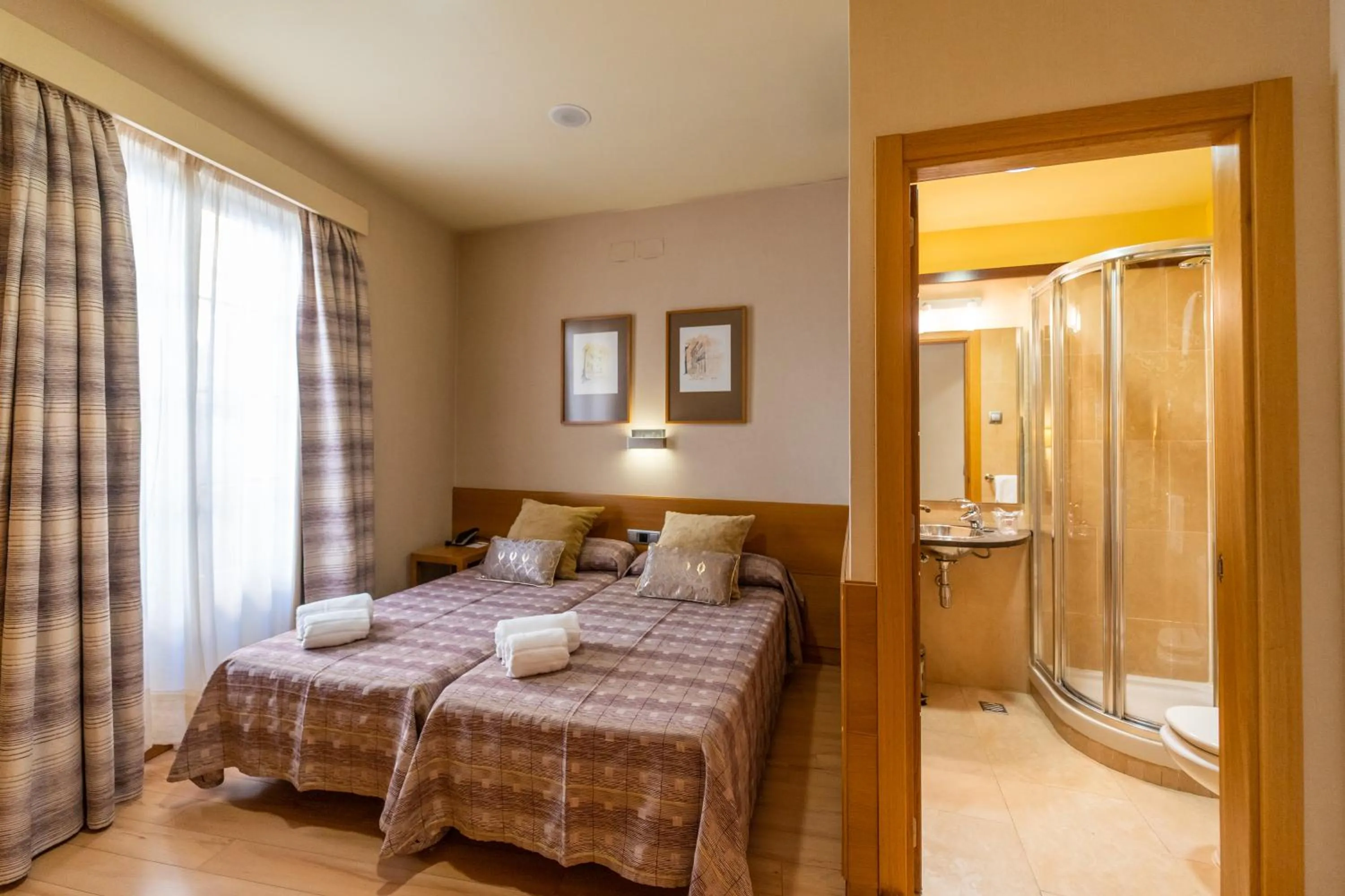 Bathroom, Bed in El Pasaje