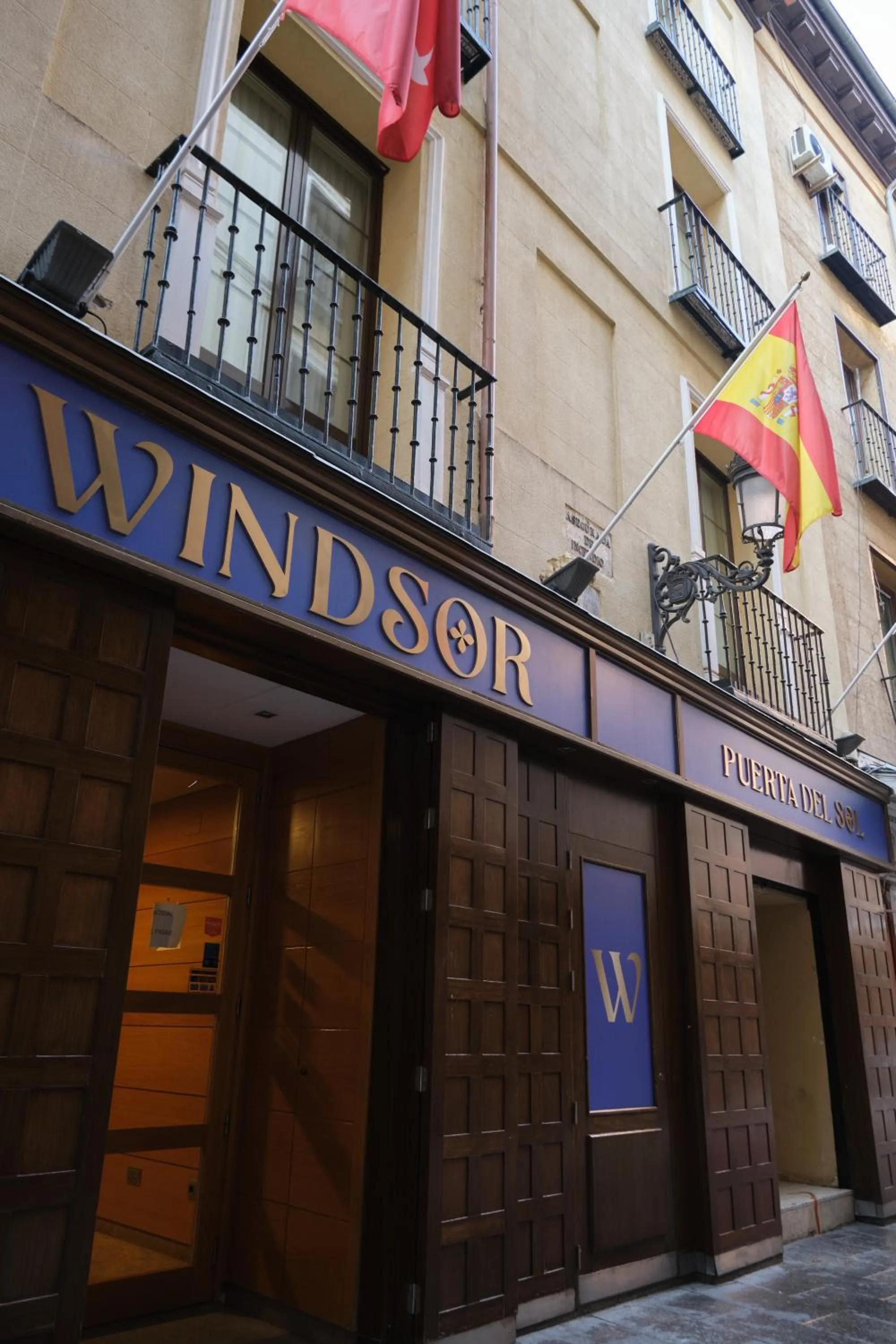 Property building in Windsor Puerta del Sol