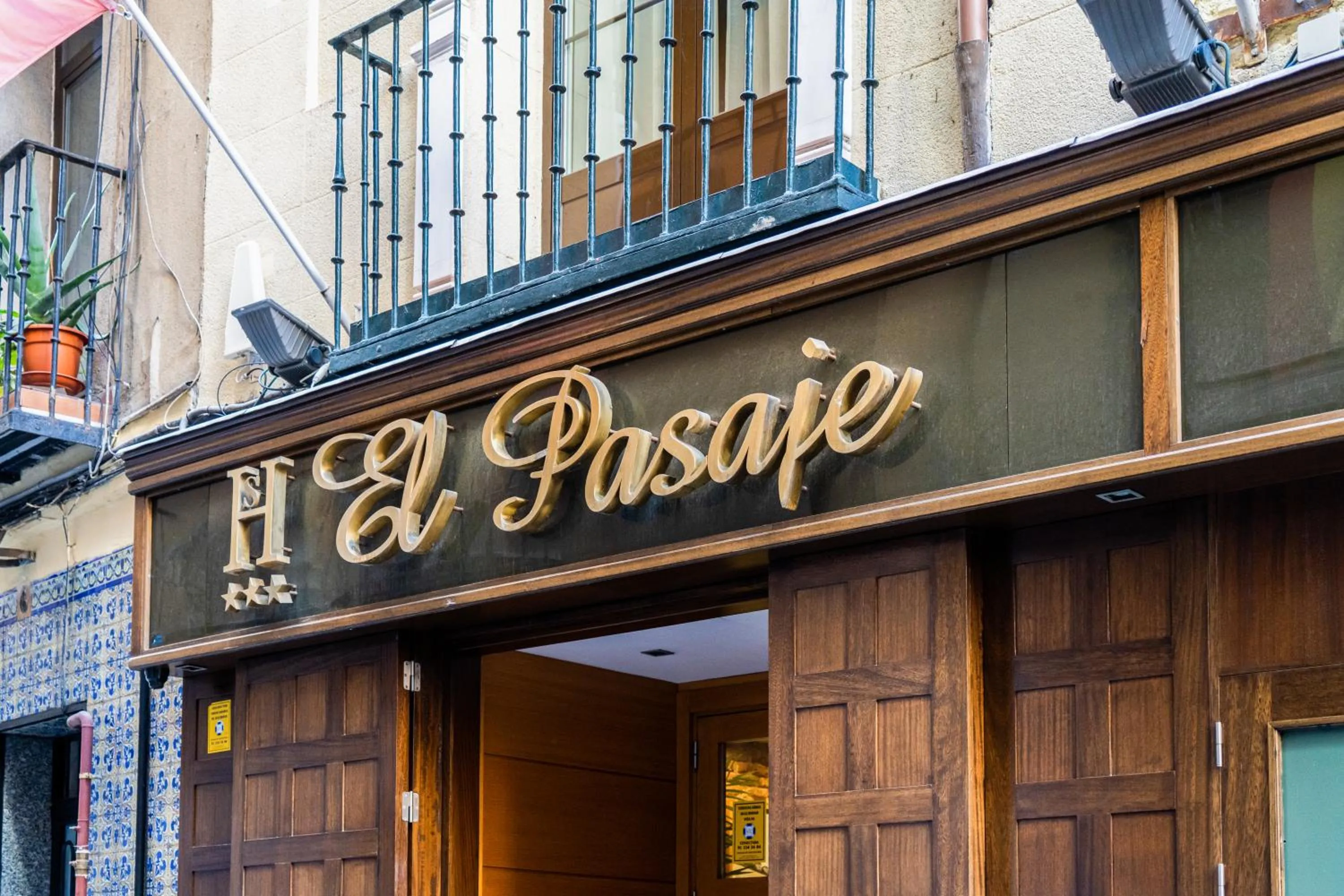 Facade/entrance in El Pasaje