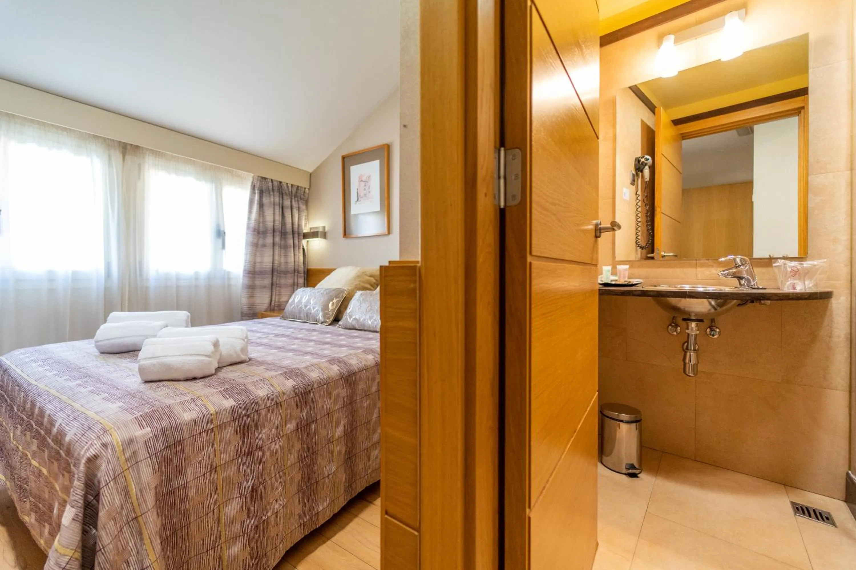 Bathroom, Bed in El Pasaje