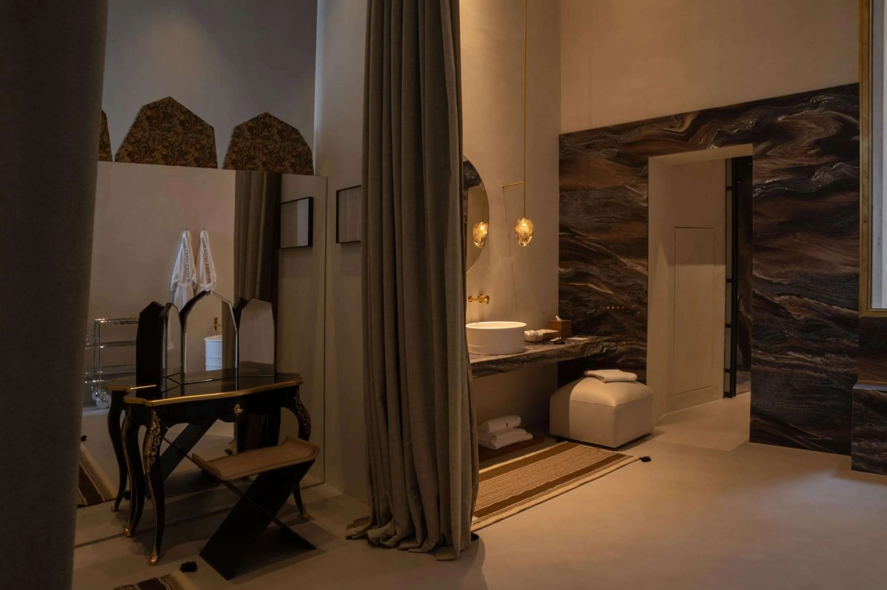 Bathroom, Bed in The Venice Venice Hotel