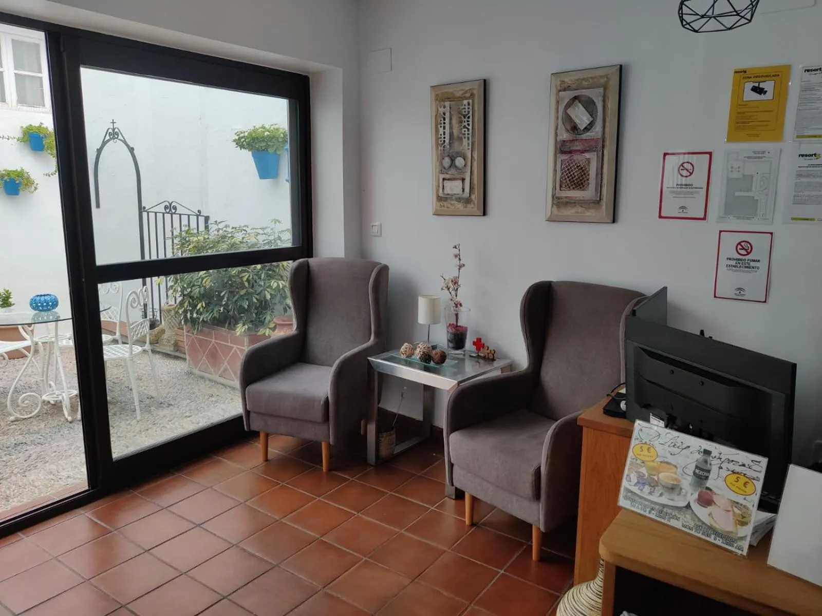 Seating area in Hospedería Luis de Góngora