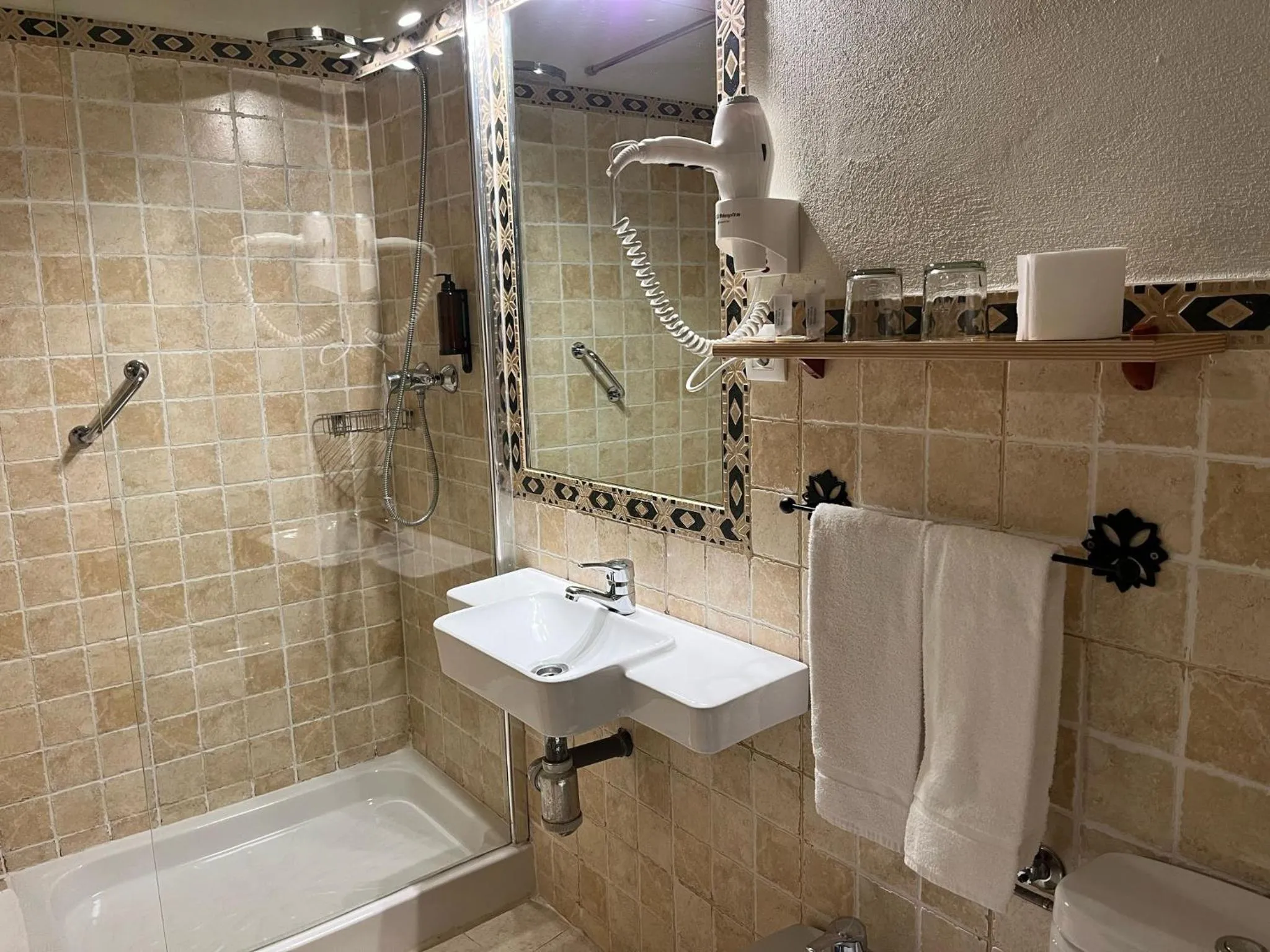 Shower in Hospedería Luis de Góngora