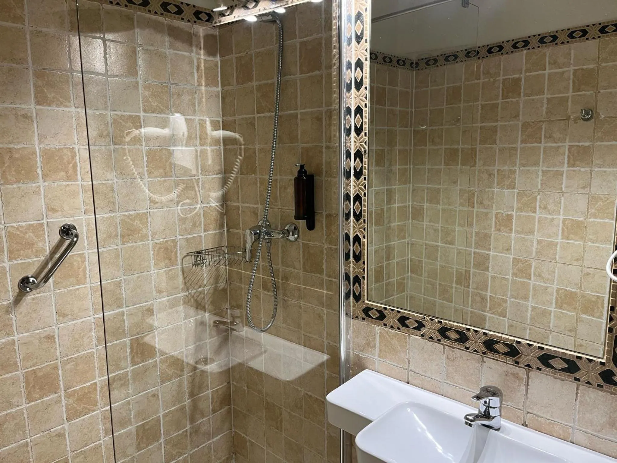 Shower in Hospedería Luis de Góngora