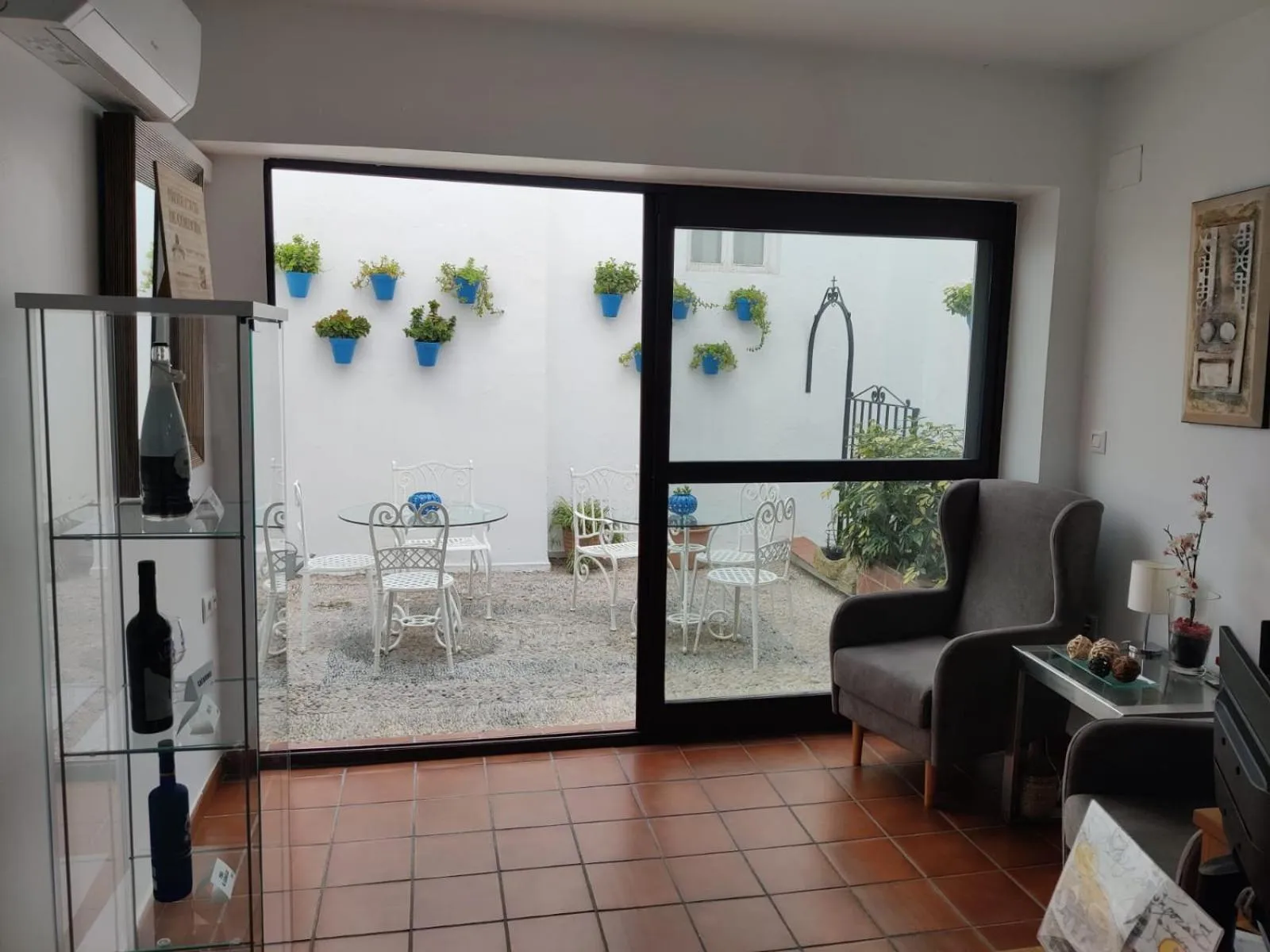 Seating area in Hospedería Luis de Góngora