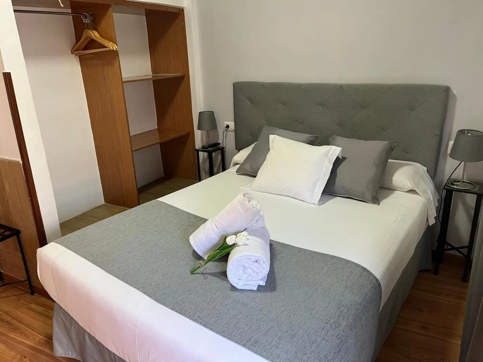 Photo of the whole room, Bed in Hospedería Luis de Góngora