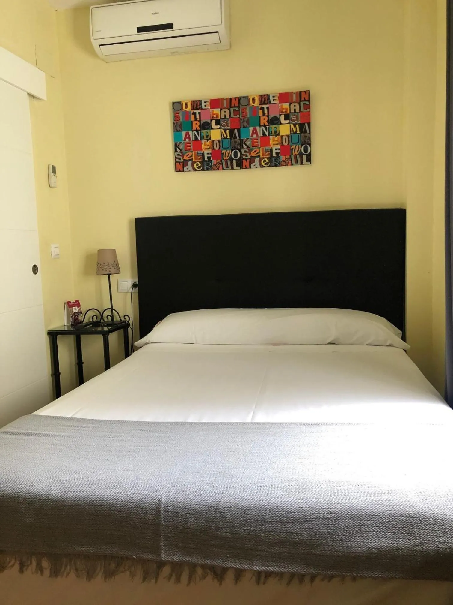 Photo of the whole room, Bed in Hospedería Luis de Góngora