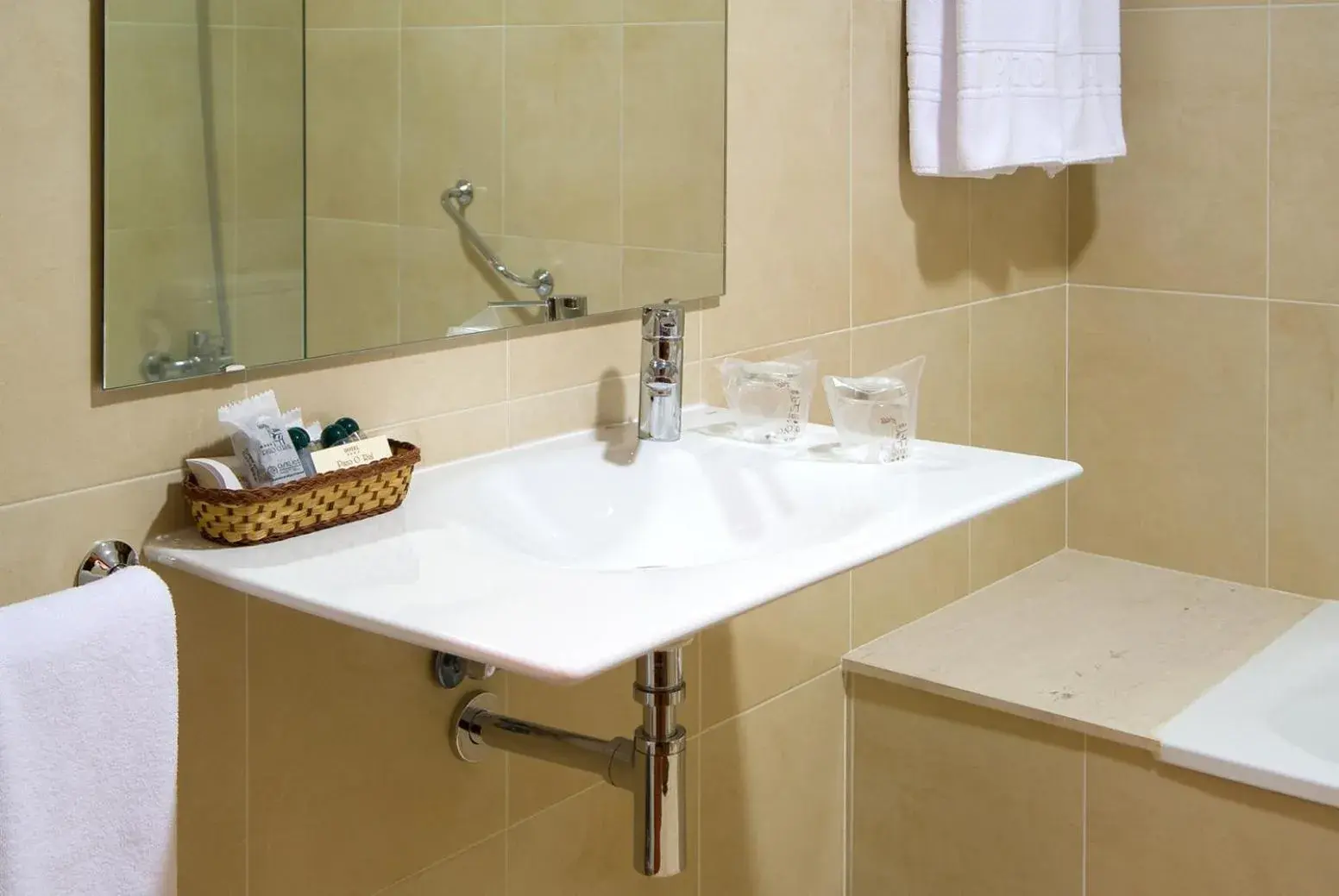 Standard Quadruple Room in Hotel Pazo O Rial Standard Quadruple Room in Hotel Pazo O Rial