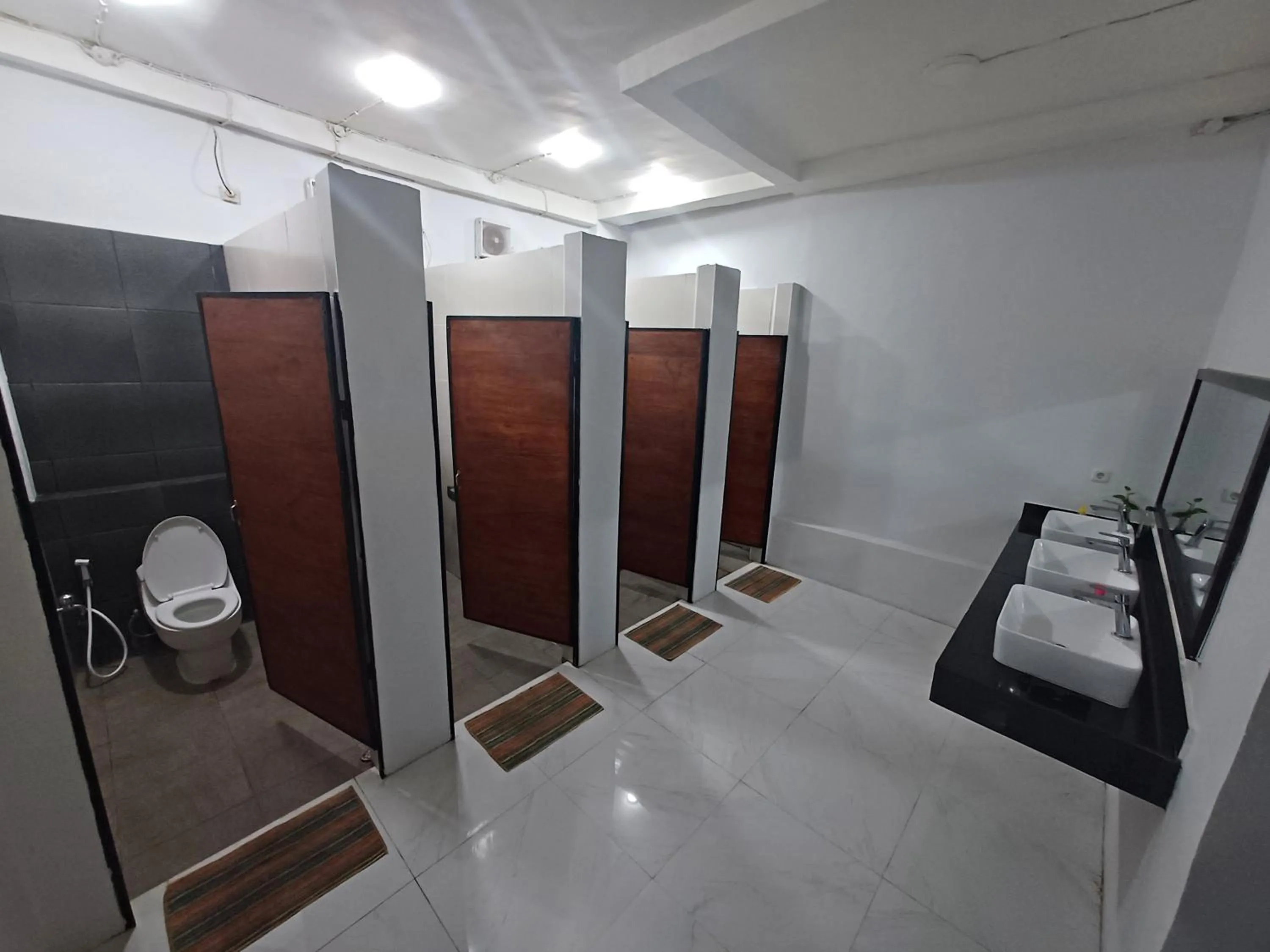 Toilet in Komodo Indah Hotel