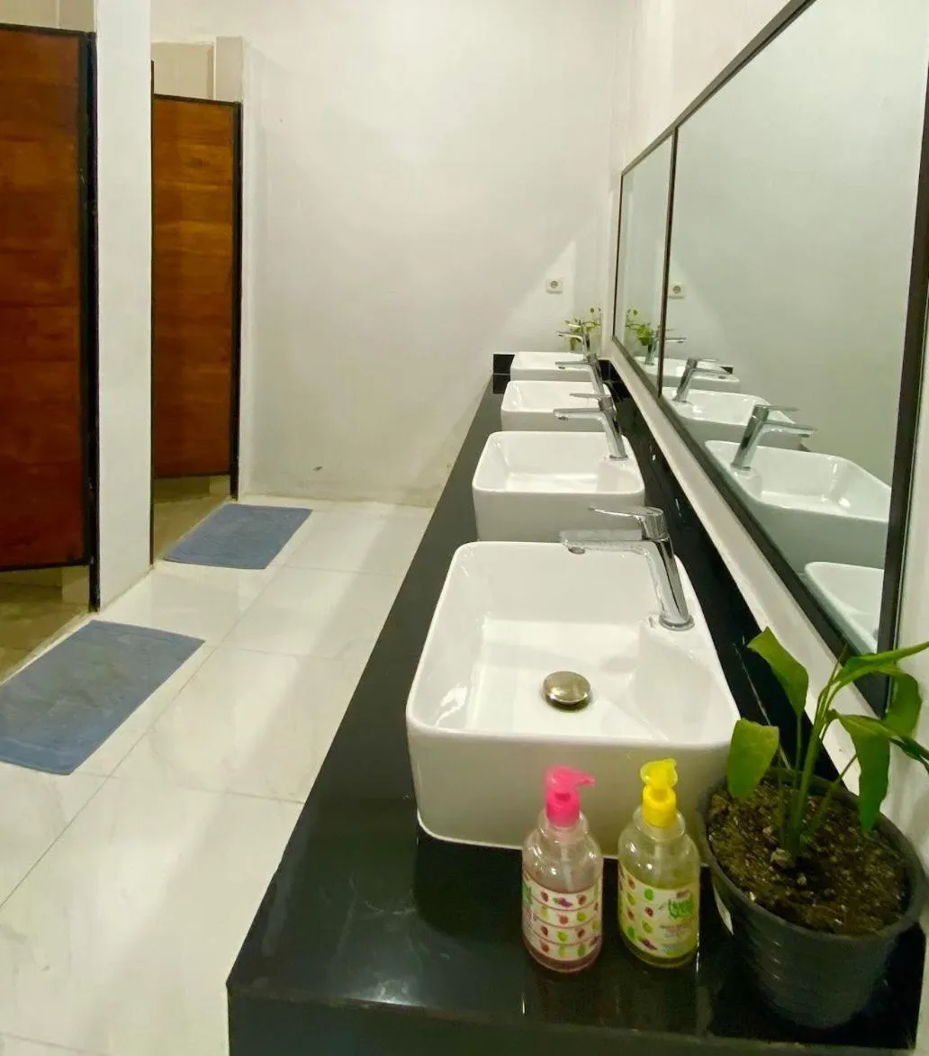 Bathroom in Komodo Indah Hotel