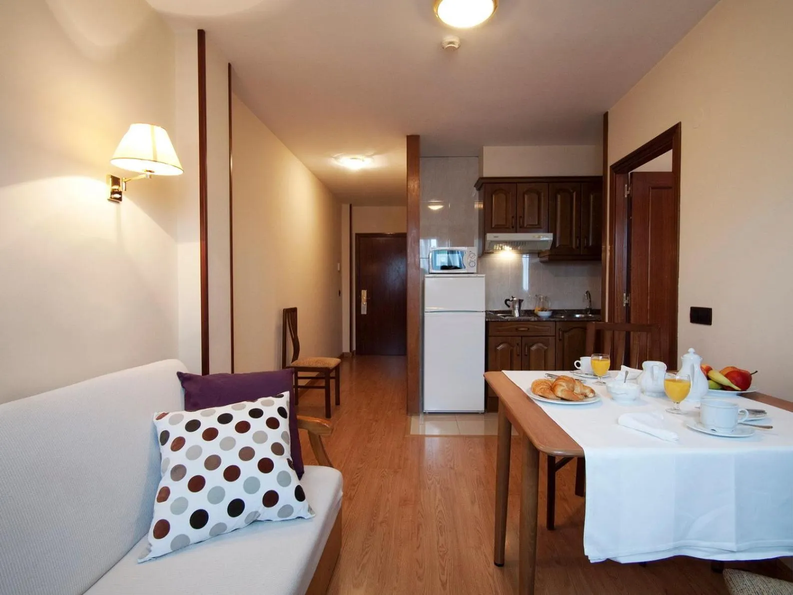 Kitchen or kitchenette in Hotel y Apartamentos Arias