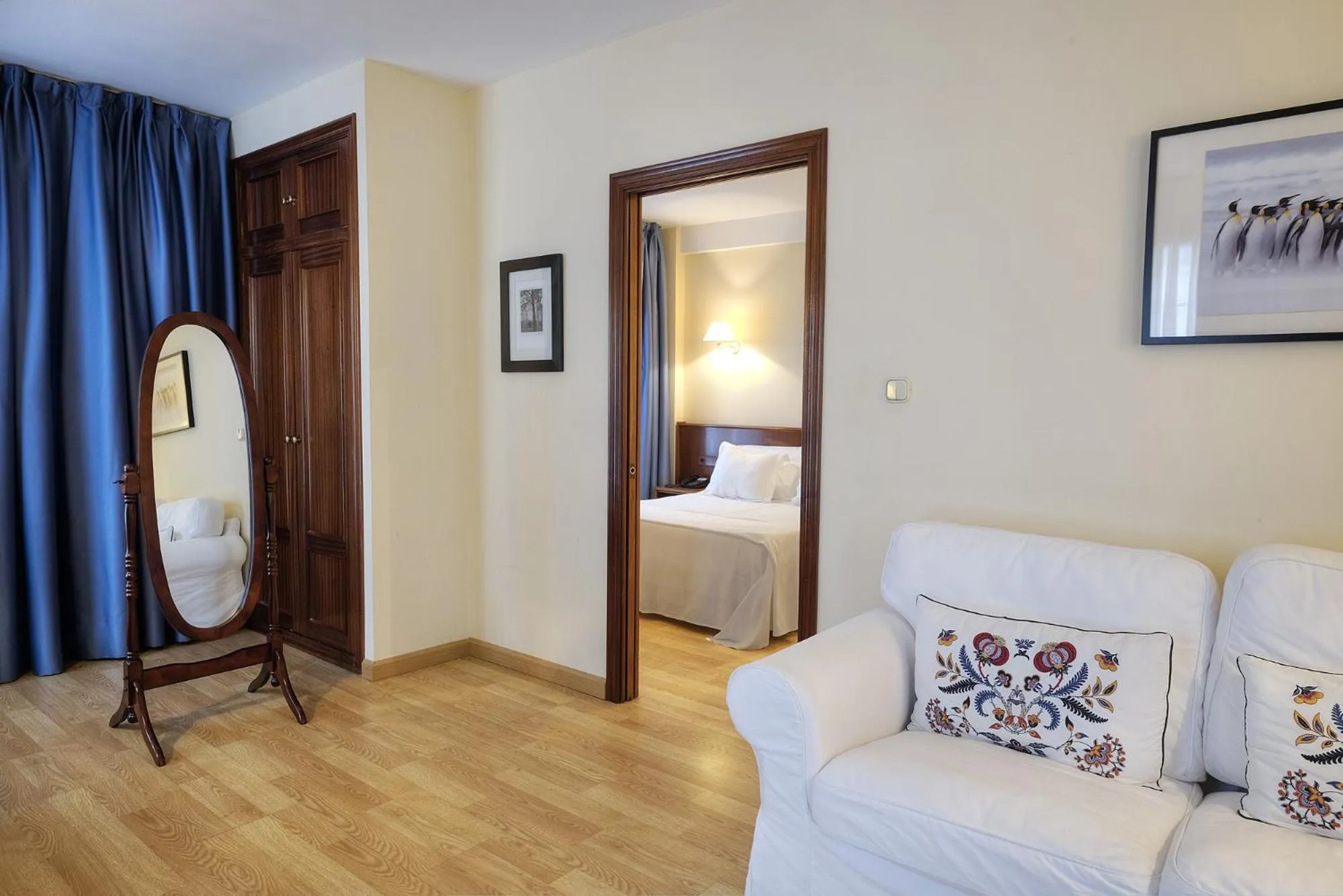 Living room, Bed in Hotel y Apartamentos Arias